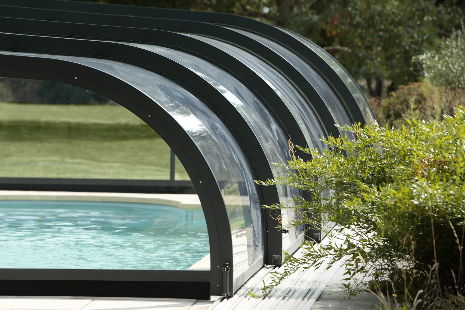 Vue rapprochée des arceaux d’un abri de piscine bas