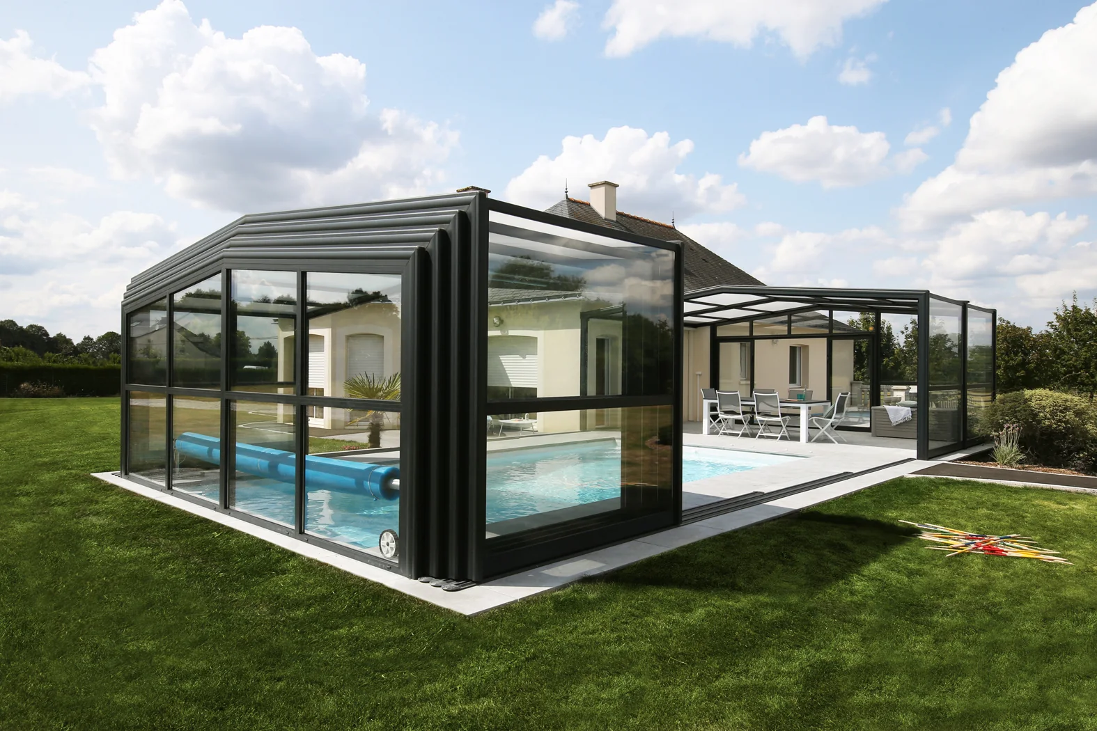 Abri de piscine haut indépendant installé sur une pelouse