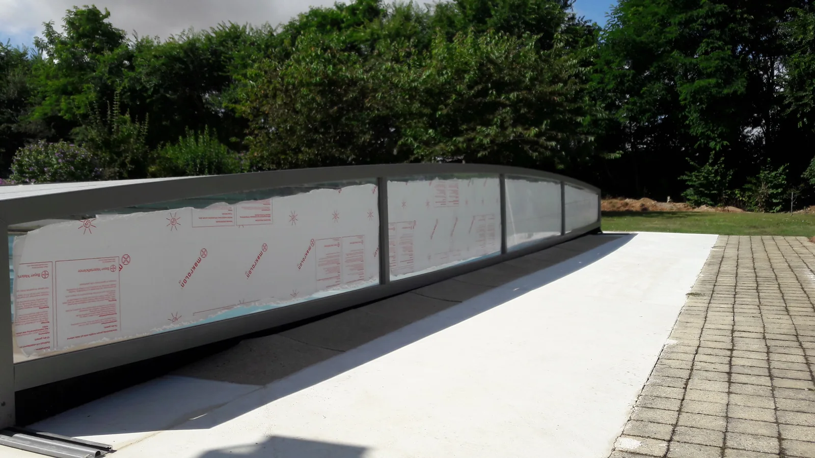 Structure basse d’un abri de piscine en cours d’installation
