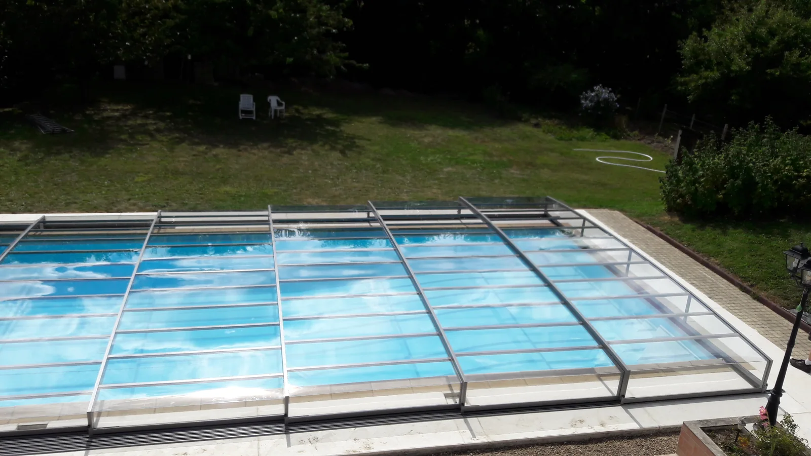 Abri de piscine plat transparent vu en plongée