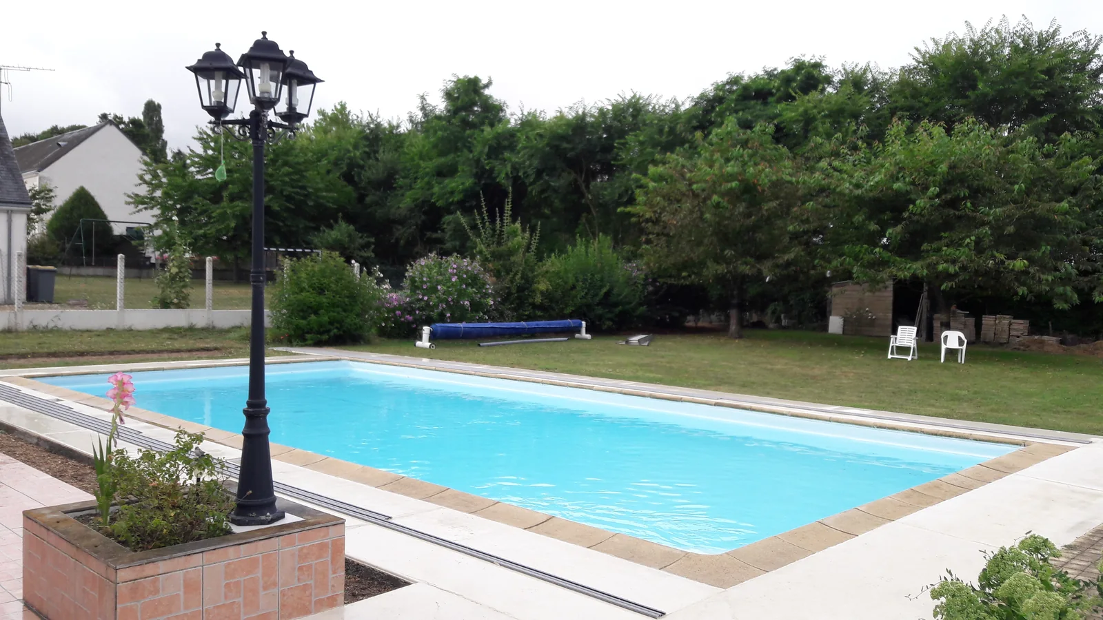 Bassin extérieur avant la mise en place de son abri de piscine