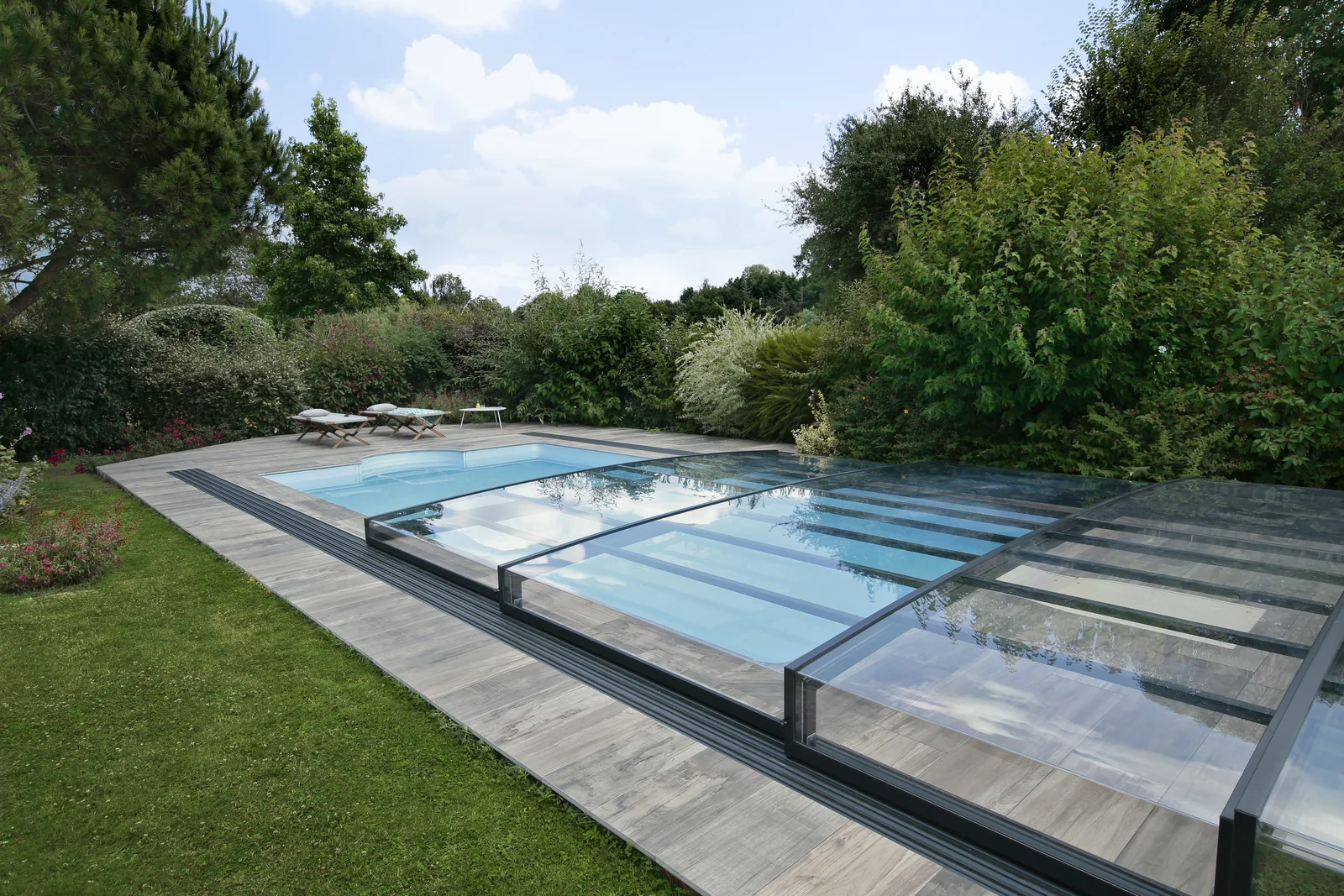 Abri de piscine semi-plat ouvert avec modules regroupés
