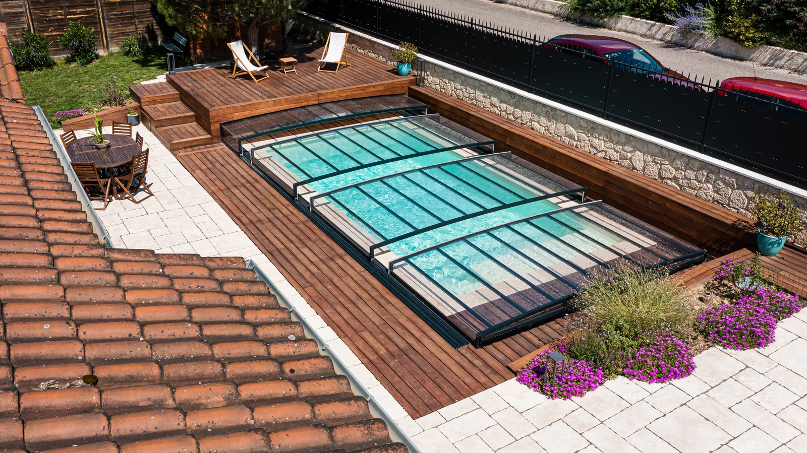 Abri de piscine semi-plat vu depuis une terrasse surélevée