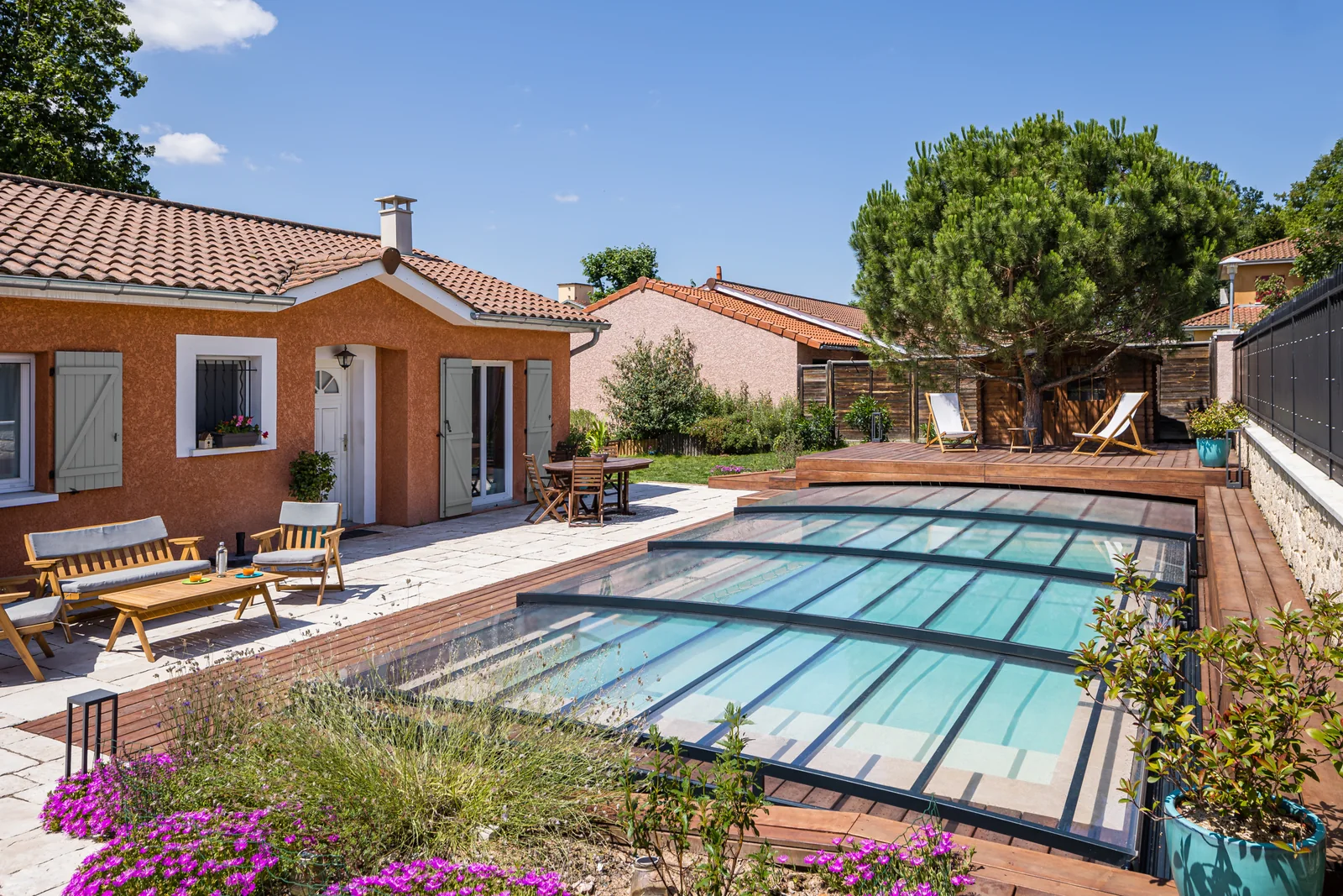 Abri de piscine semi-plat entouré de végétation