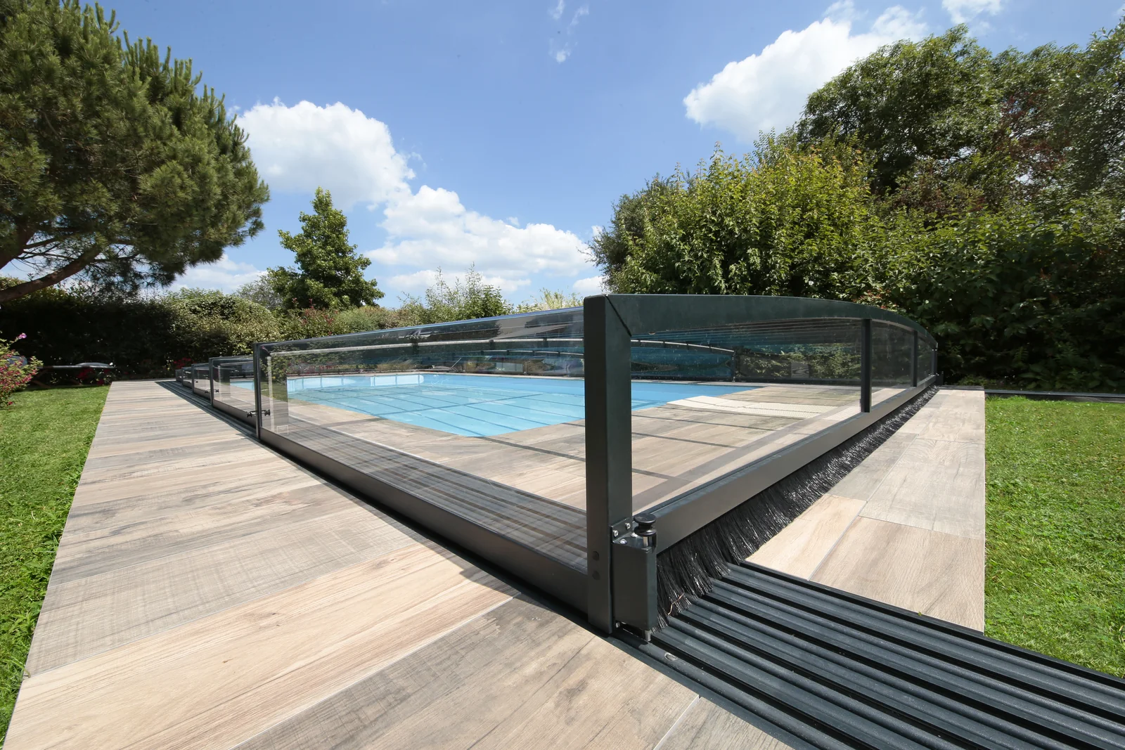 Abri de piscine semi-plat coulissant vu au niveau de la terrasse