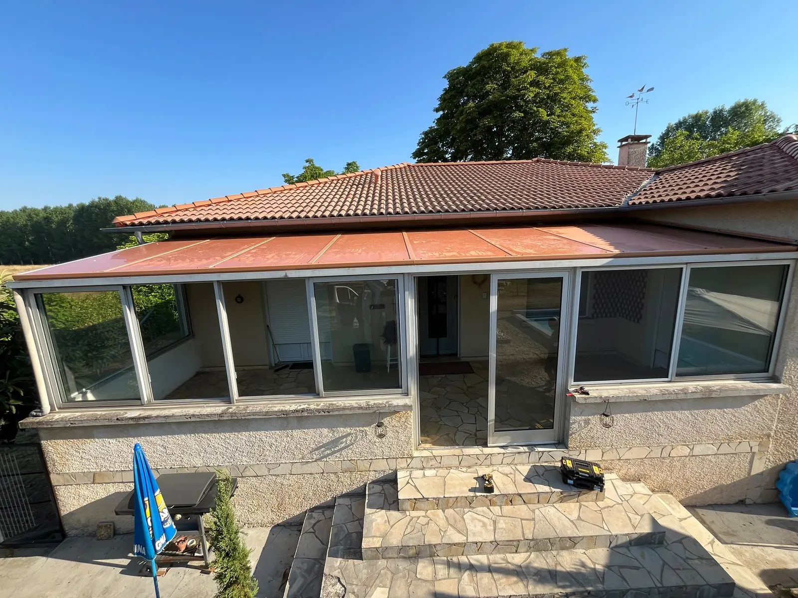 Véranda aluminium installée devant une maison à Albias — vue de face