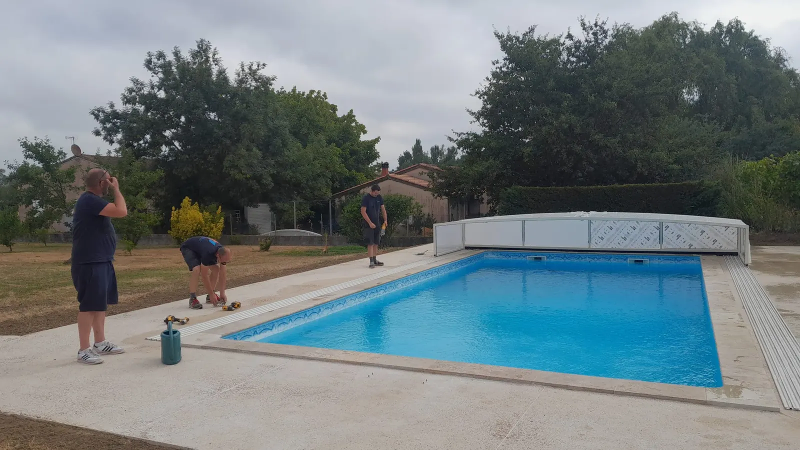 Abri de piscine bas installé autour d’un bassin extérieur à Montauban
