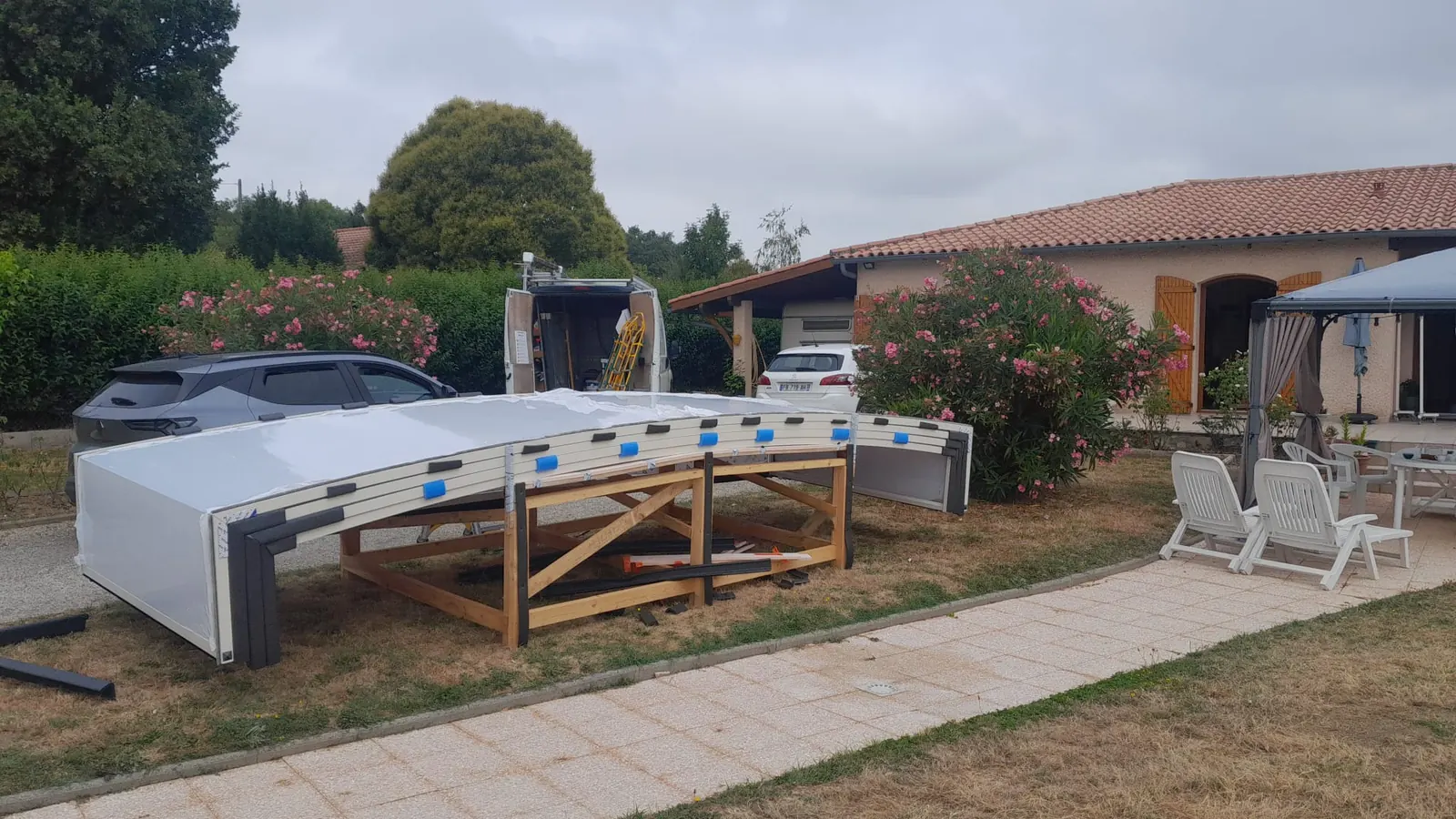 Abri de piscine bas installé autour d’un bassin extérieur à Montauban — vue 2