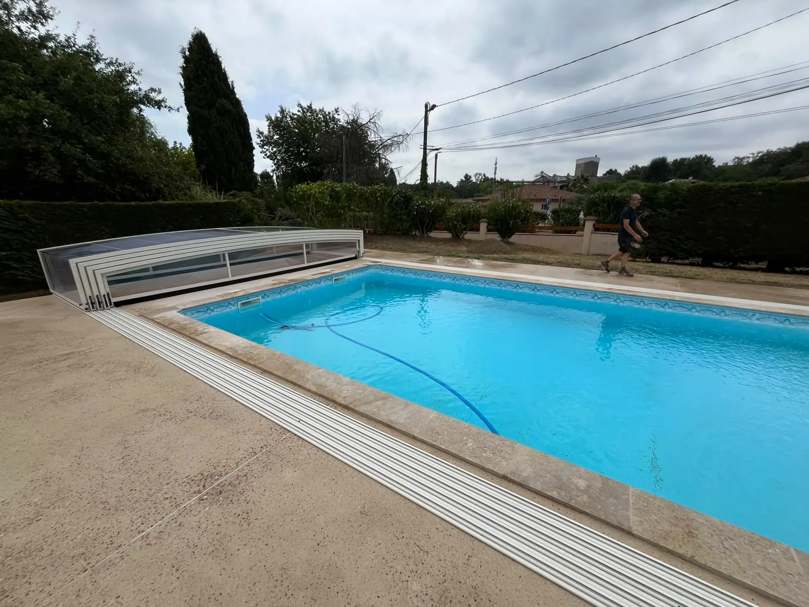 Abri de piscine bas installé autour d’un bassin extérieur à Montauban — vue 3