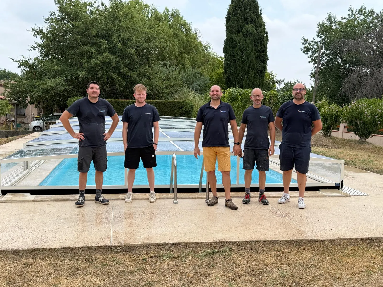 Abri de piscine bas installé autour d’un bassin extérieur à Montauban — vue 4