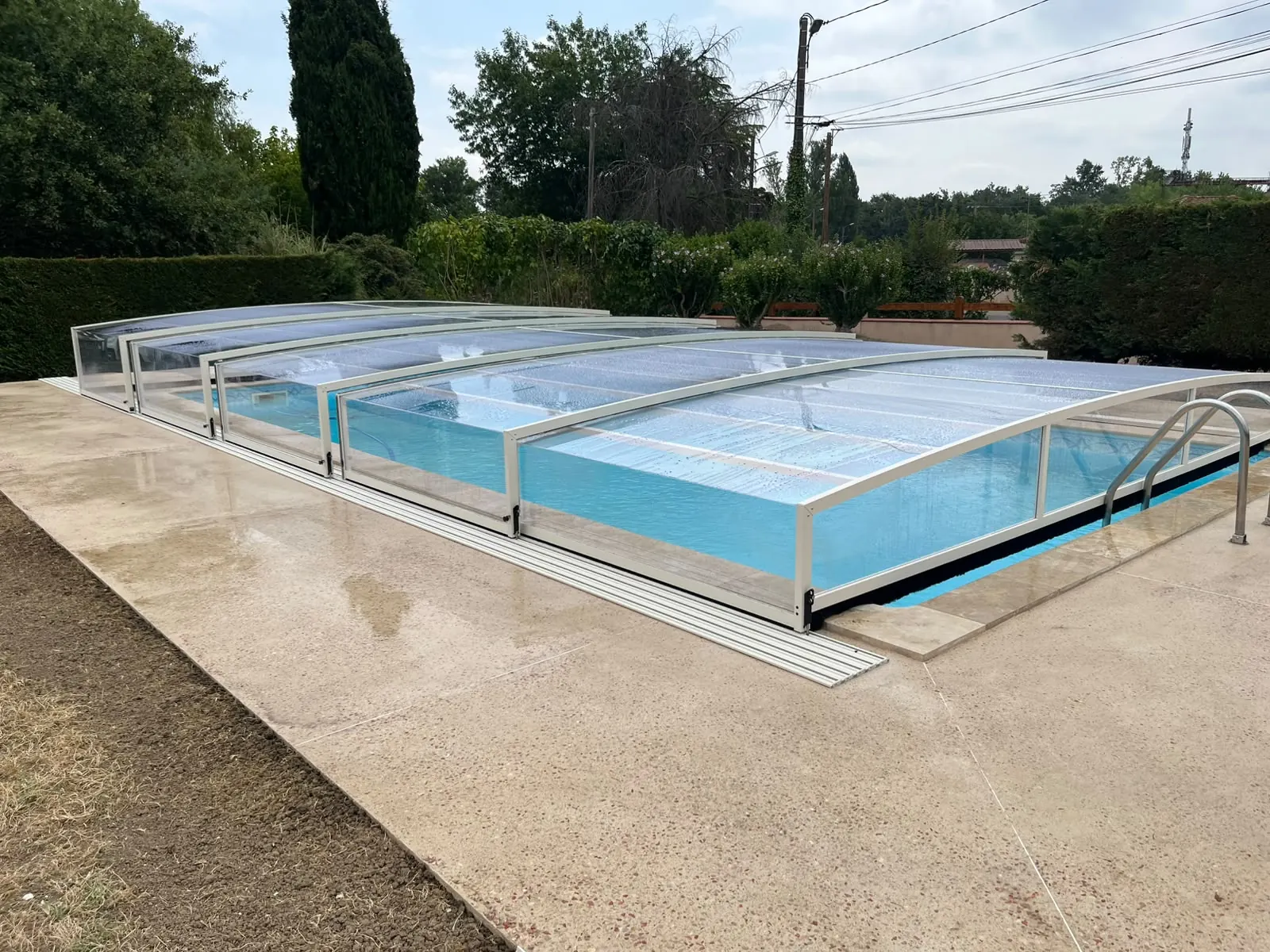 Abri de piscine bas installé autour d’un bassin extérieur à Montauban — vue 5