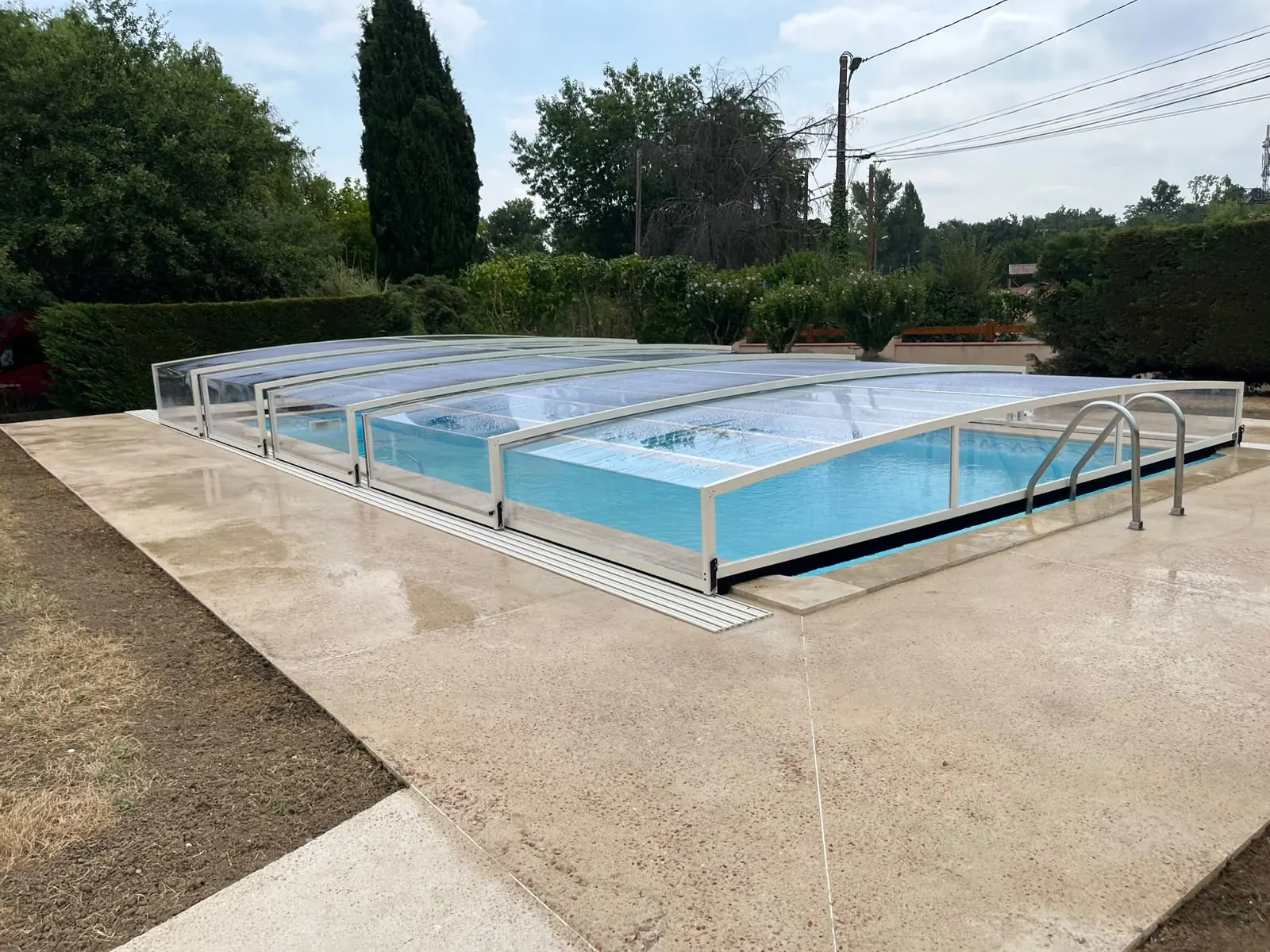 Abri de piscine bas installé autour d’un bassin extérieur à Montauban — vue 6