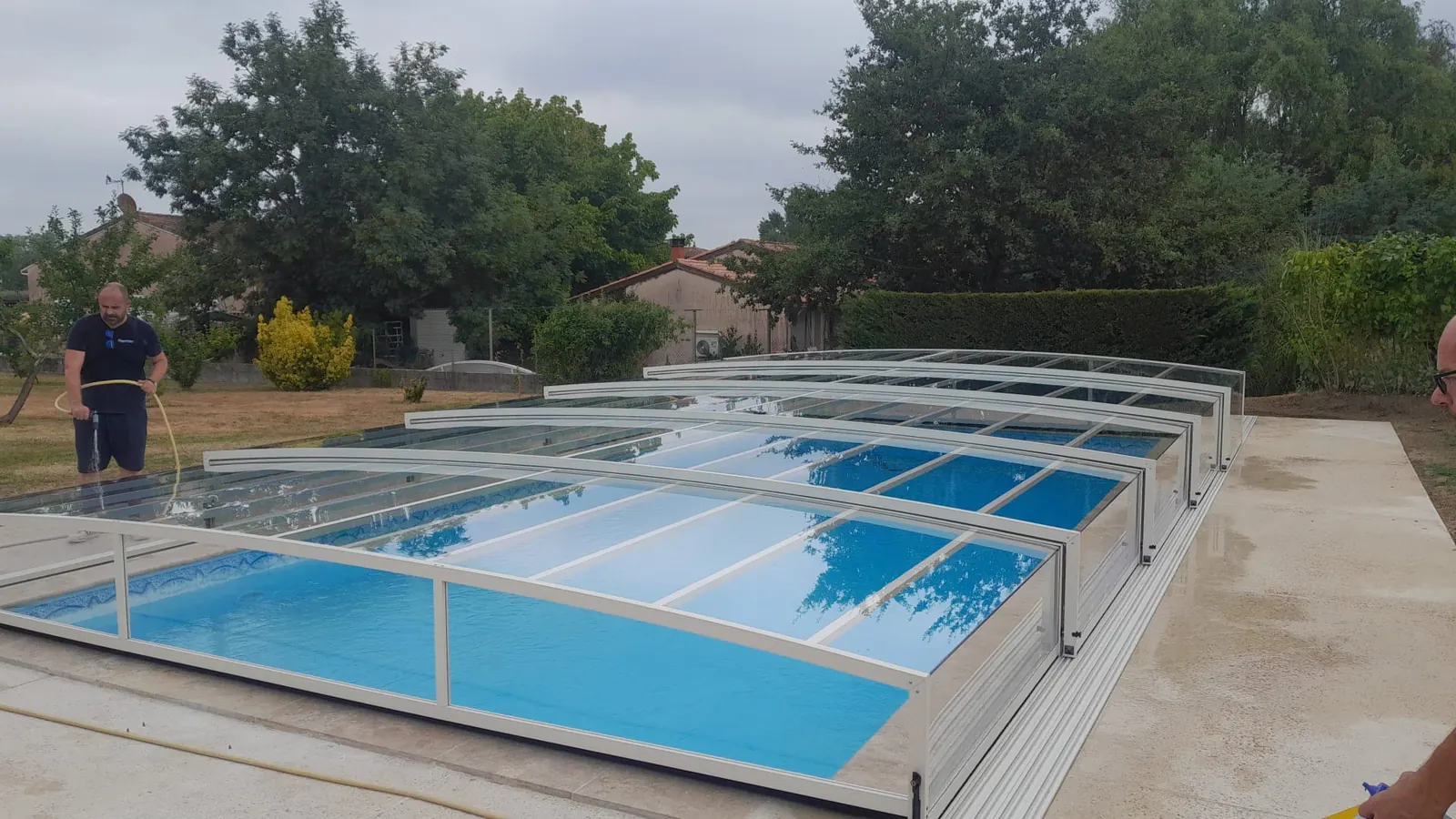 Abri de piscine bas installé autour d’un bassin extérieur à Montauban — vue 7