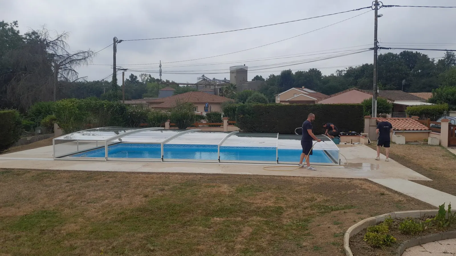 Abri de piscine bas installé autour d’un bassin extérieur à Montauban — vue 8