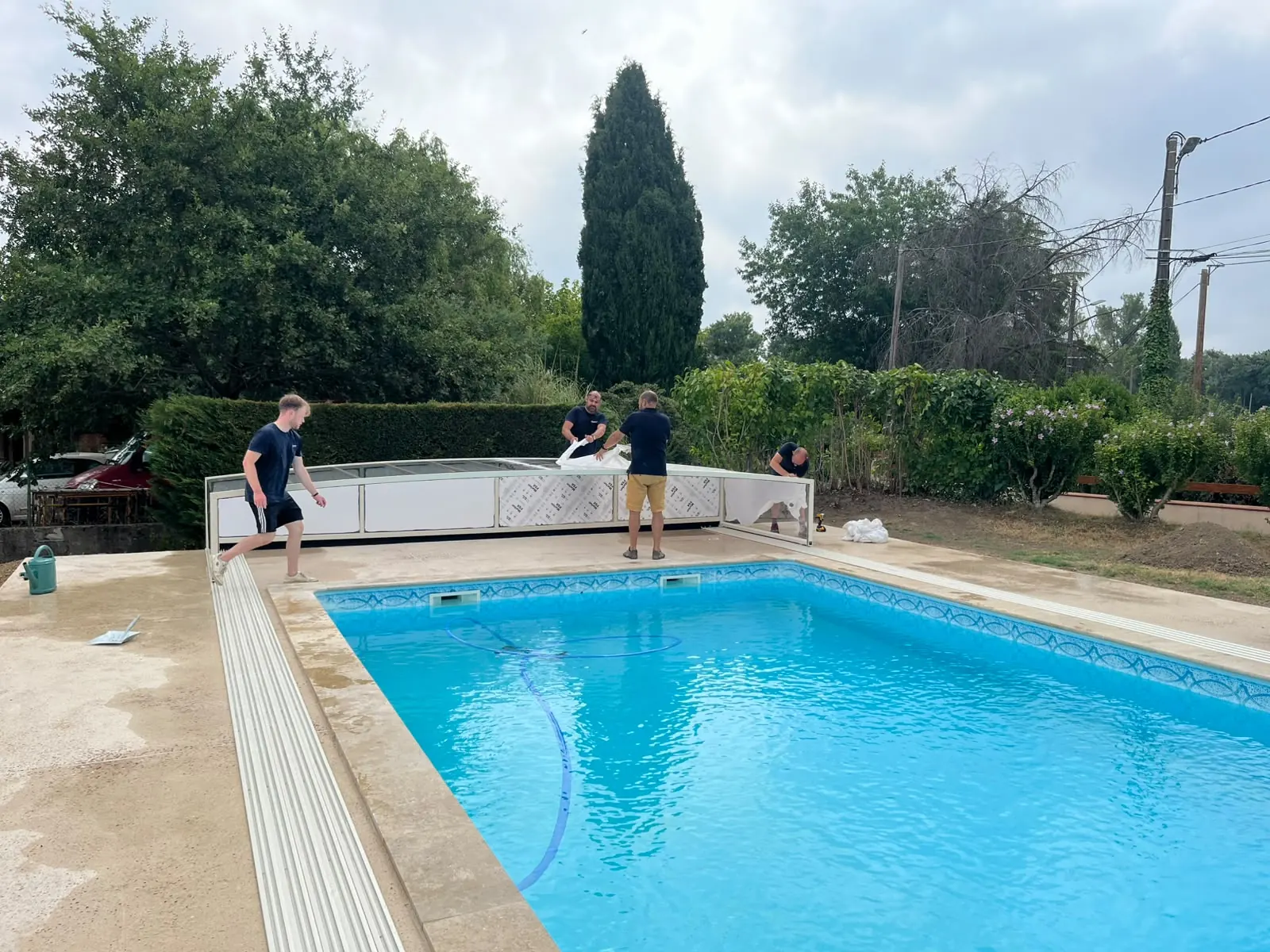 Abri de piscine bas installé autour d’un bassin extérieur à Montauban — vue 9