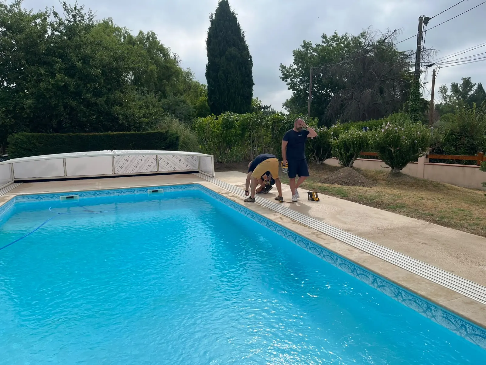 Abri de piscine bas installé autour d’un bassin extérieur à Montauban — vue 10