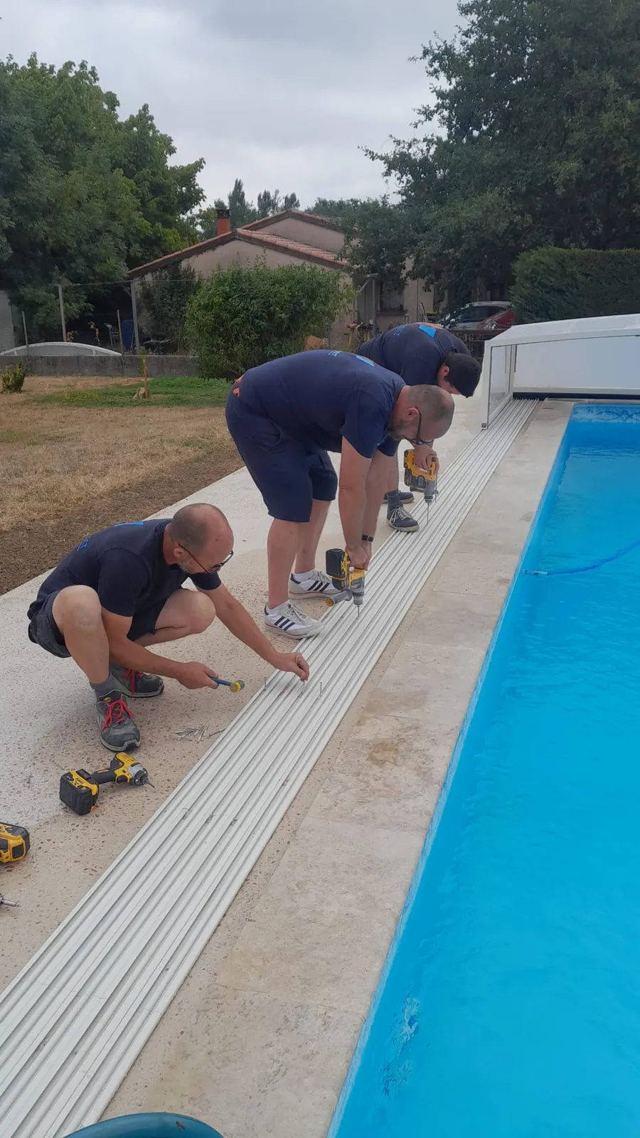 Abri de piscine bas installé autour d’un bassin extérieur à Montauban — vue 11