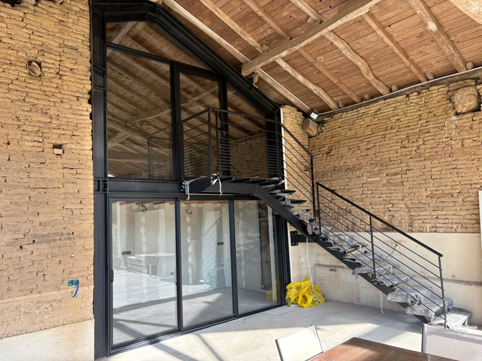 Façade vitrée aluminium dans un bâti en brique à Bioule