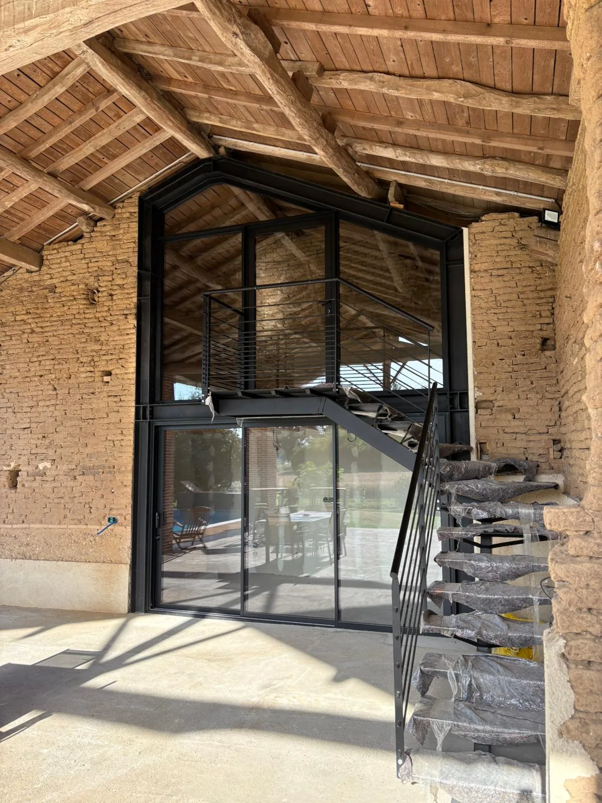 Menuiseries vitrées aluminium vues depuis l’extérieur à Bioule