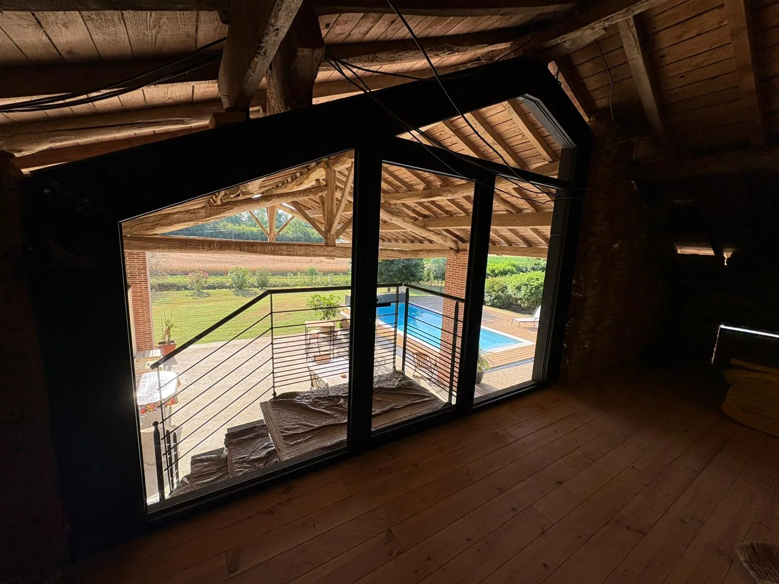 Grande ouverture vitrée aluminium sur chantier à Bioule