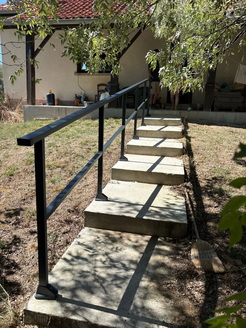 Garde-corps sur mesure installé le long d’un escalier extérieur à Réalville