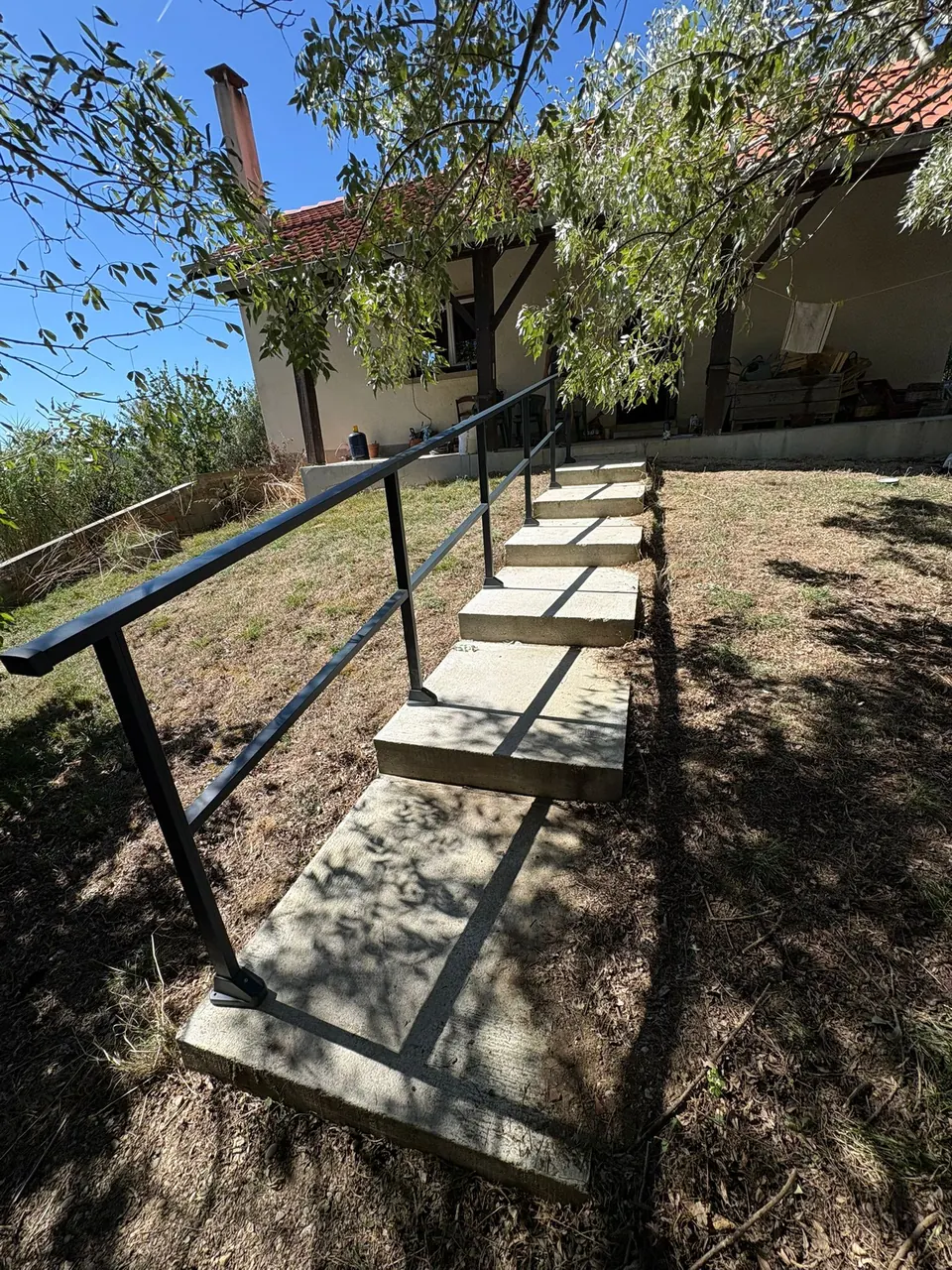 Garde-corps sur mesure installé le long d’un escalier extérieur à Réalville — vue 2