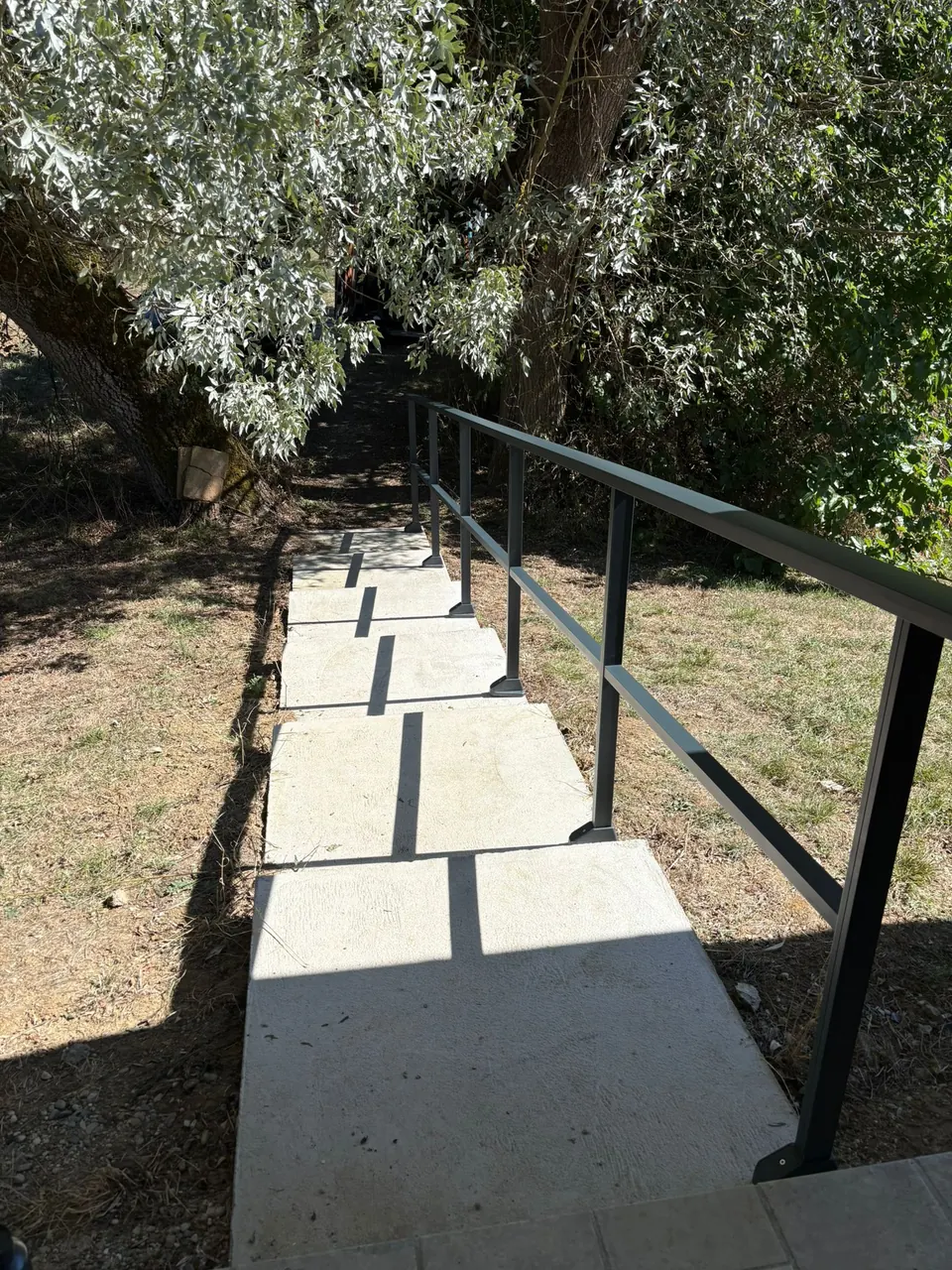 Garde-corps sur mesure installé le long d’un escalier extérieur à Réalville — vue 3