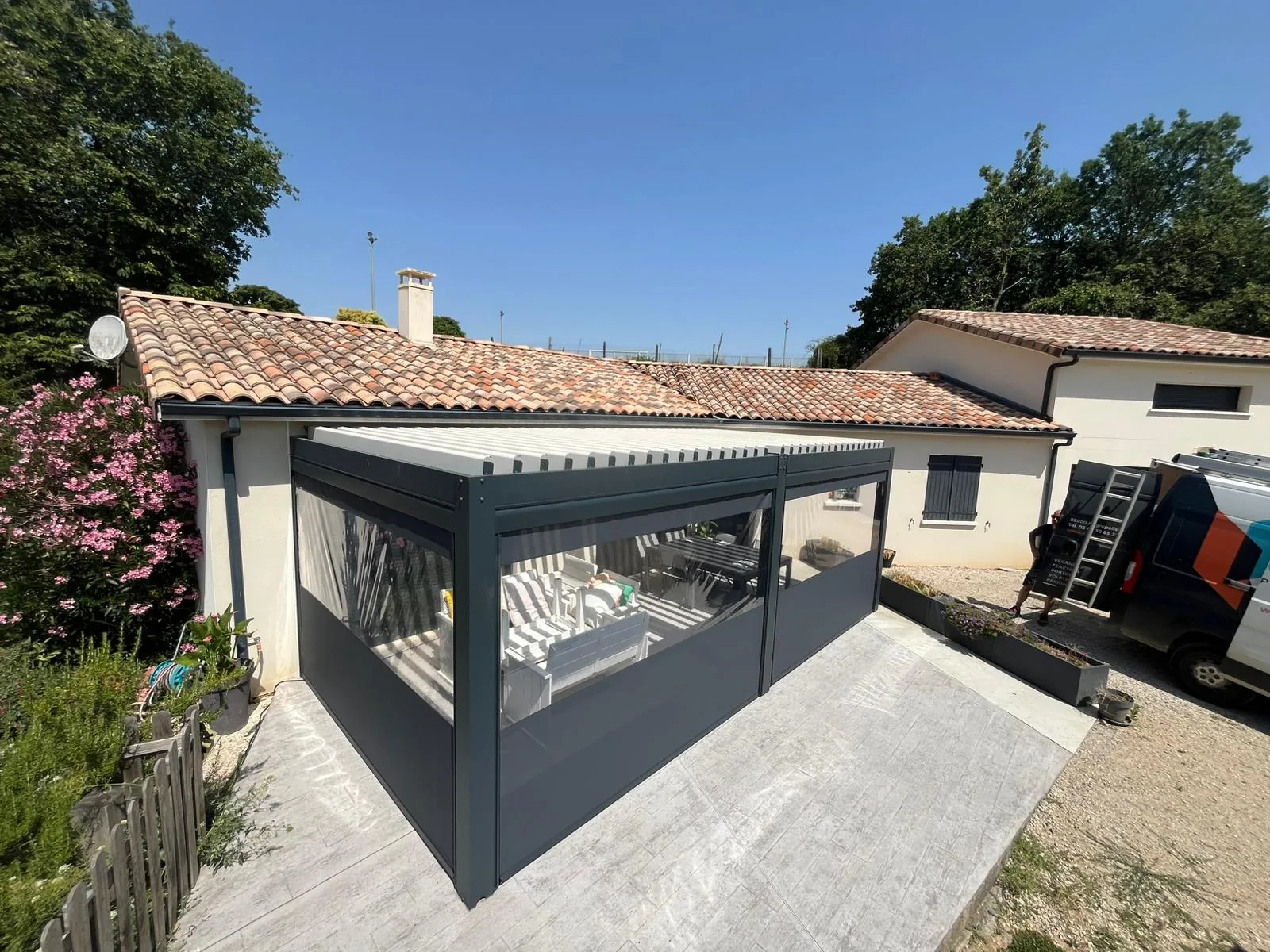 Pergola bioclimatique aluminium installée à Saint-Sardos par ALU PROJECT