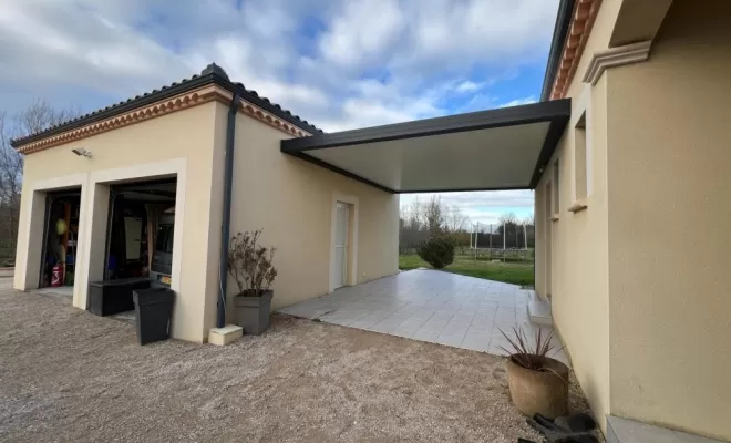 Installation de pergola entre deux murs par ALU PROJECT