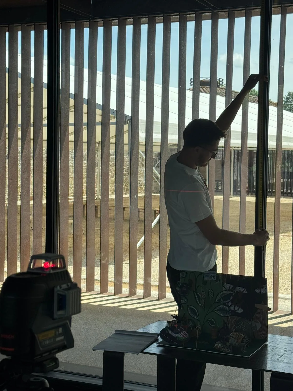 Détail de pose de stores à bandes verticales à Nègrepelisse
