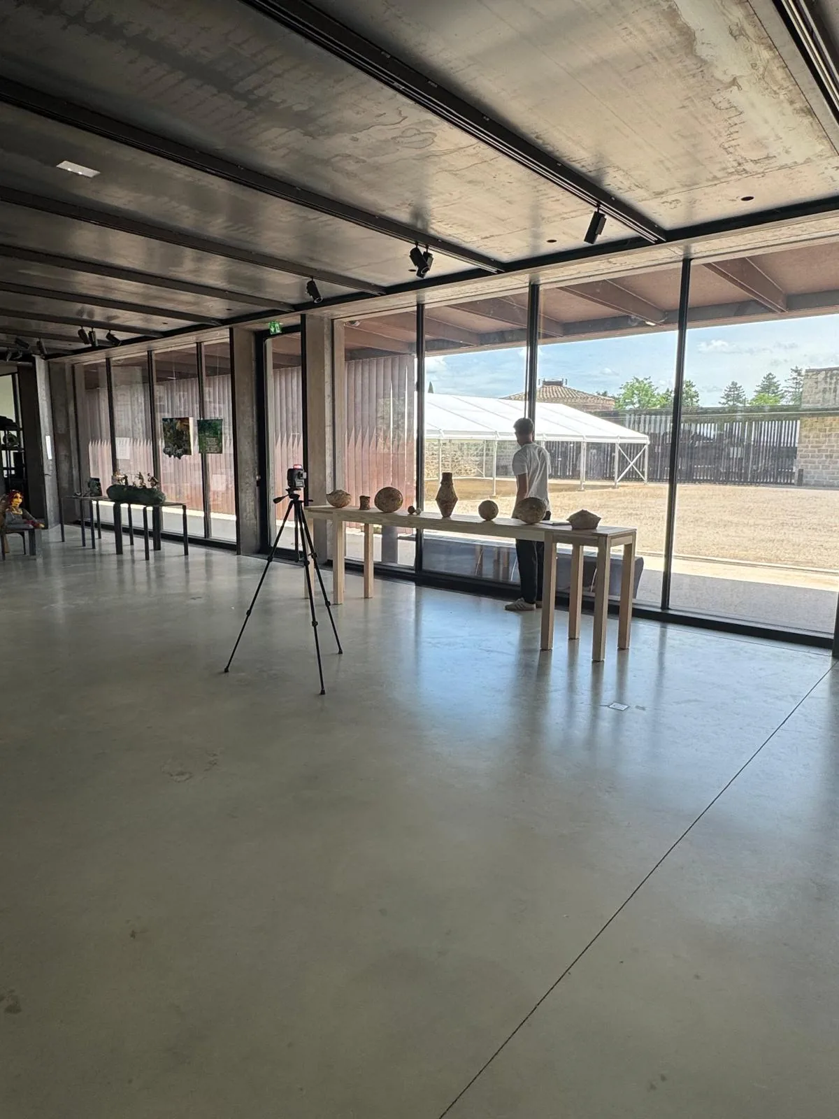 Vue intérieure des stores à bandes verticales installés au Château de Nègrepelisse