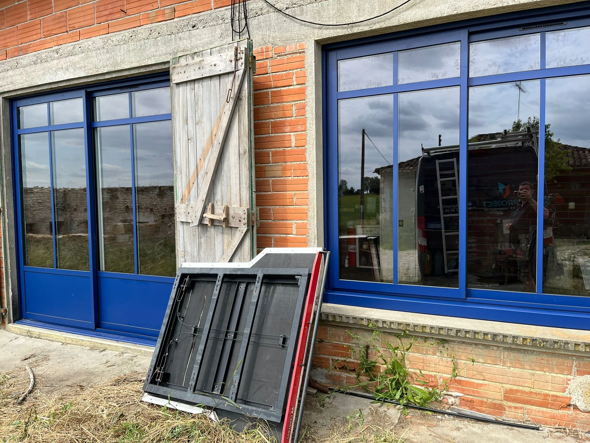 Menuiseries aluminium bleues posées à Puycelsi par ALU PROJECT