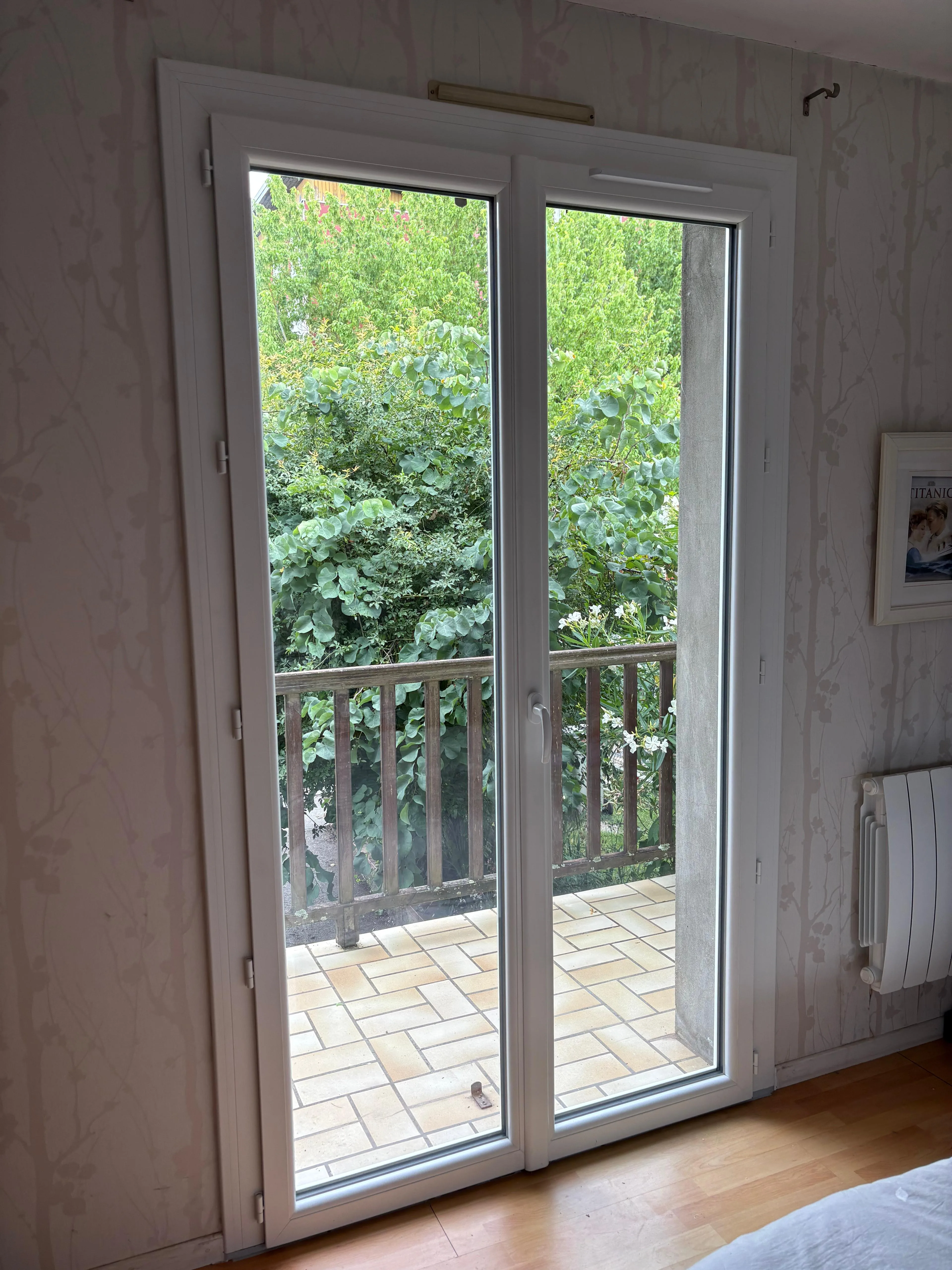 Menuiserie PVC blanche vue depuis l’intérieur à Montauban
