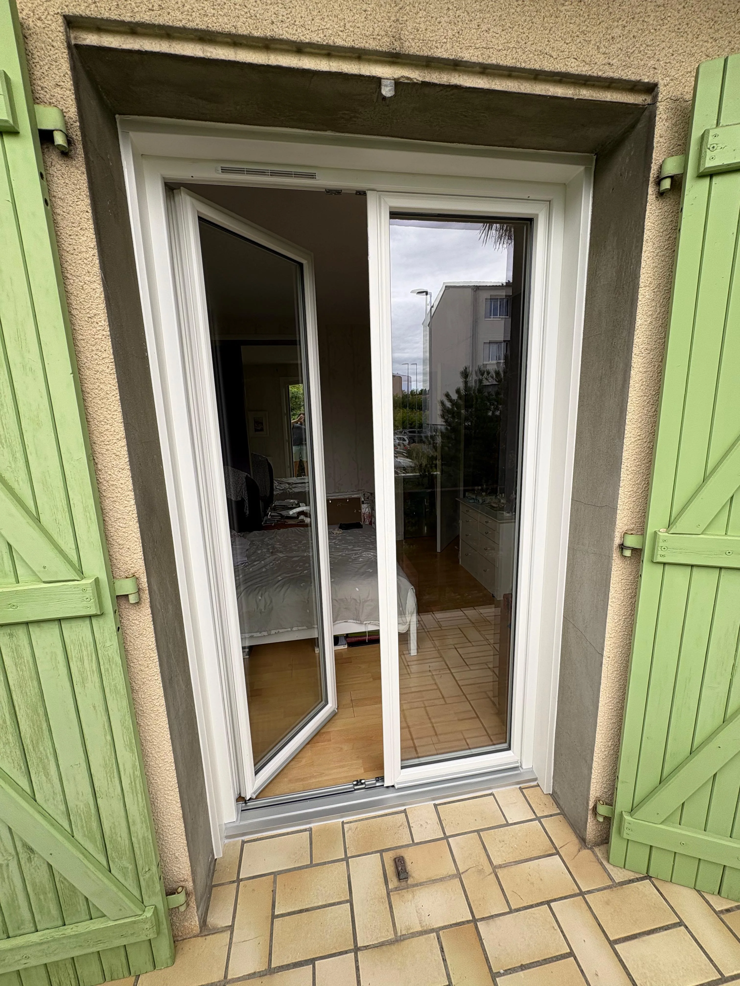 Porte-fenêtre PVC extérieure sur chantier à Montauban