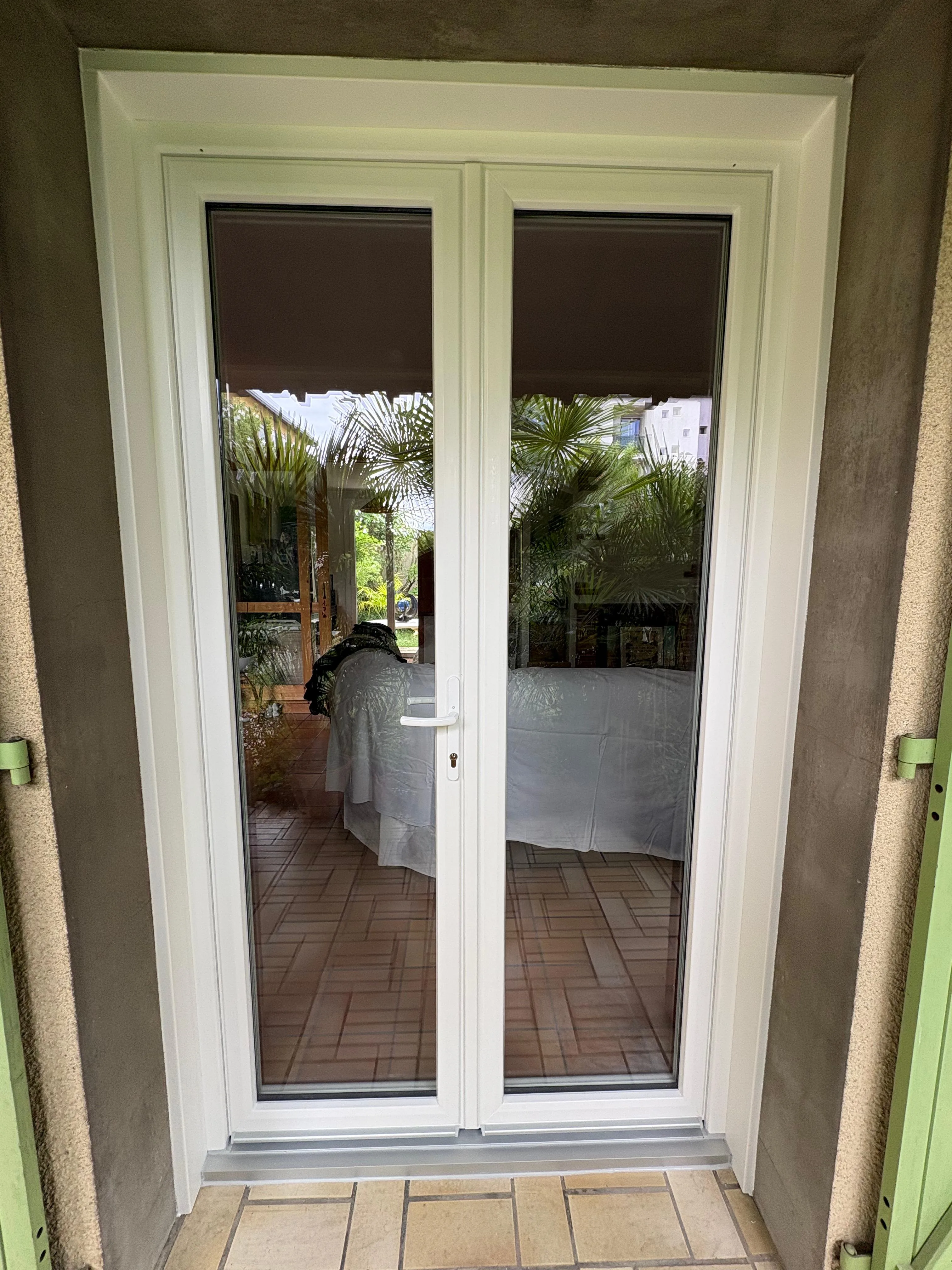 Porte-fenêtre PVC blanche posée sur terrasse à Montauban