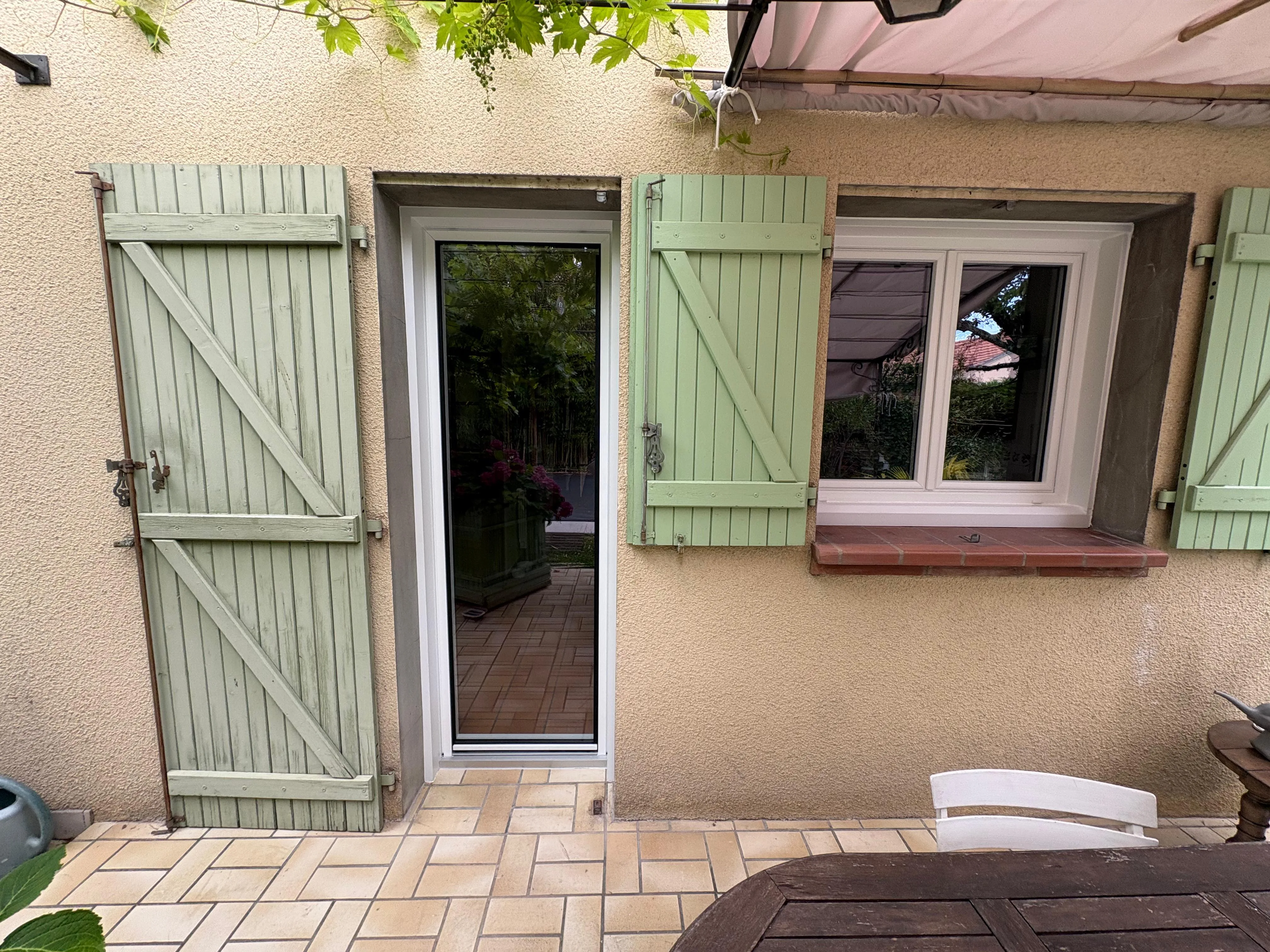 Façade avec fenêtres et porte-fenêtre PVC à Montauban