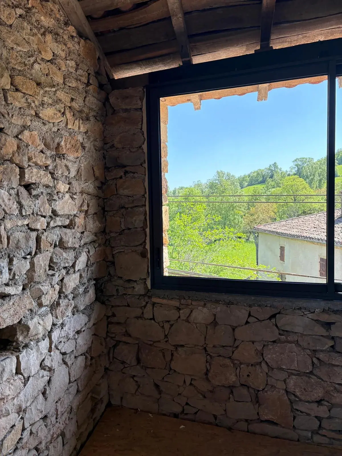 Coulissants aluminium posés dans une rénovation à Puycelsi