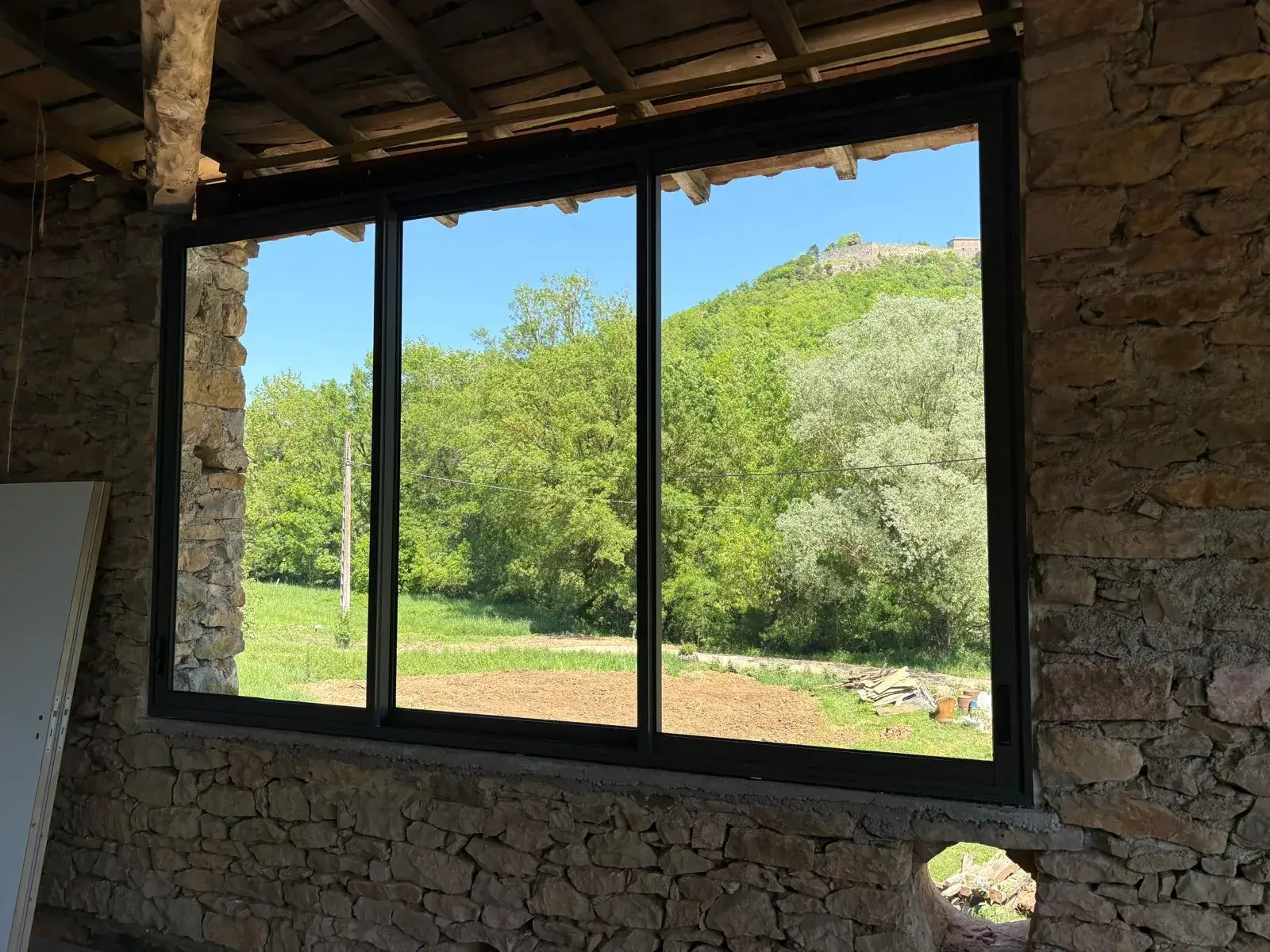 Grandes ouvertures aluminium sur chantier à Puycelsi