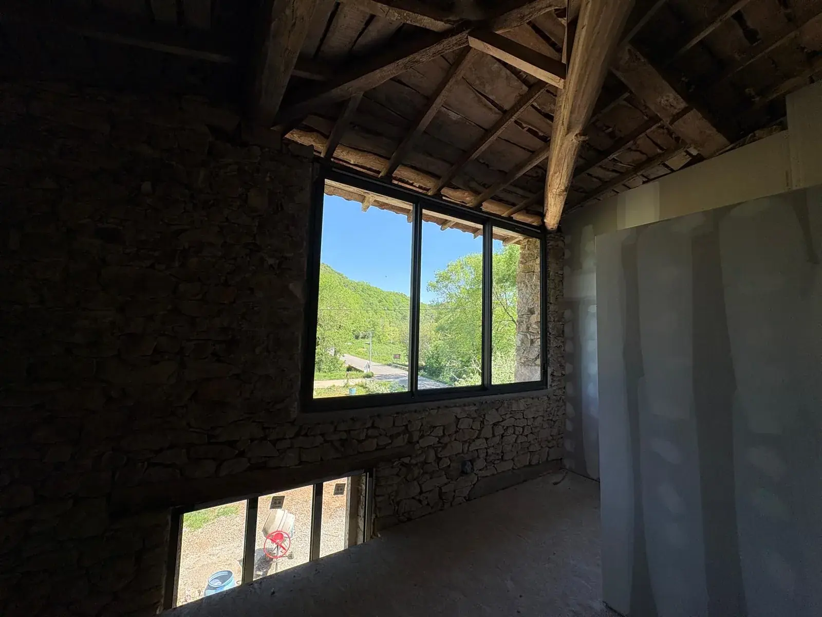 Menuiseries aluminium intégrées dans une bâtisse en pierre à Puycelsi