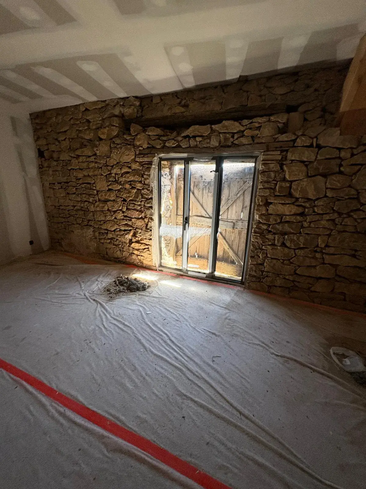 Chantier de rénovation avec menuiseries aluminium à Puycelsi