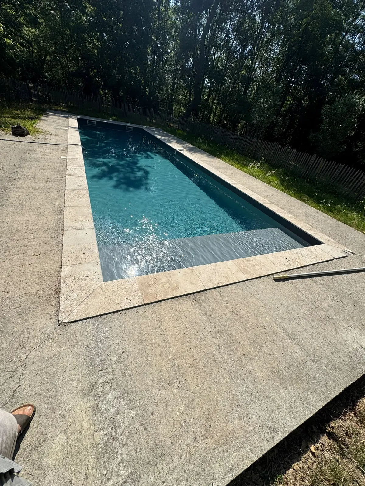 Bassin extérieur à Puycelsi avant l’installation d’un abri de piscine