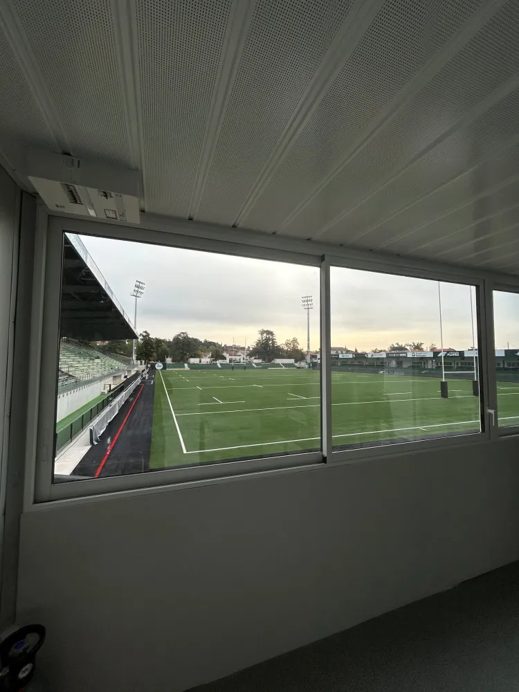 Installation de coulissants aluminium pour les loges du stade de l’USM à Sapiac à Montauban