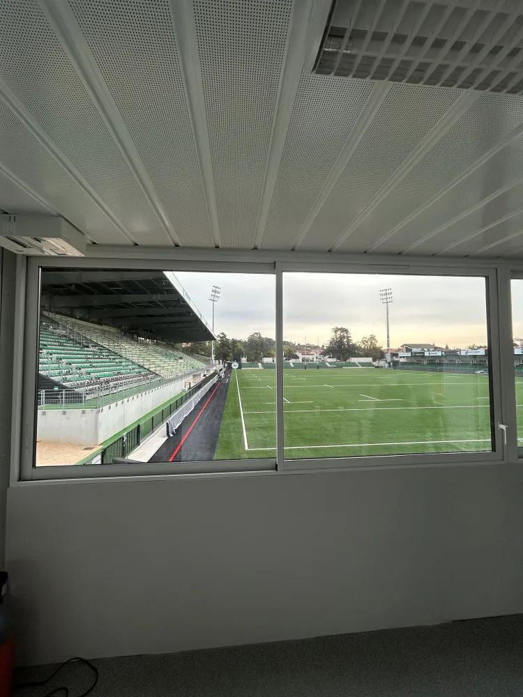 Coulissants aluminium posés par ALU PROJECT au stade de Sapiac à Montauban