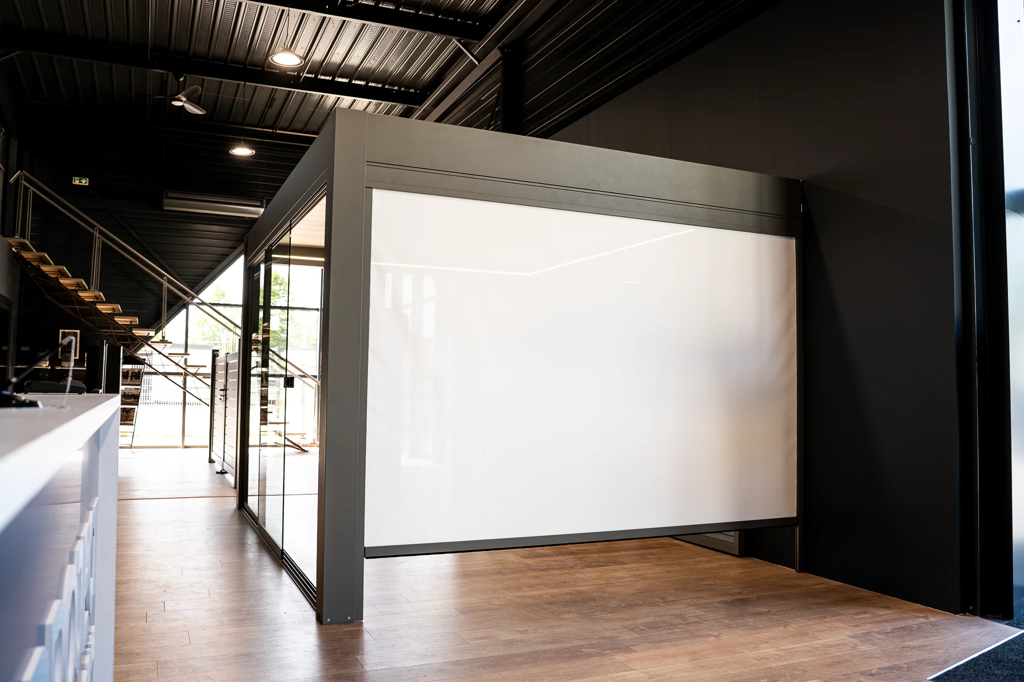 Pergolas présentés dans le showroom ALU PROJECT à Nègrepelisse — vue 1