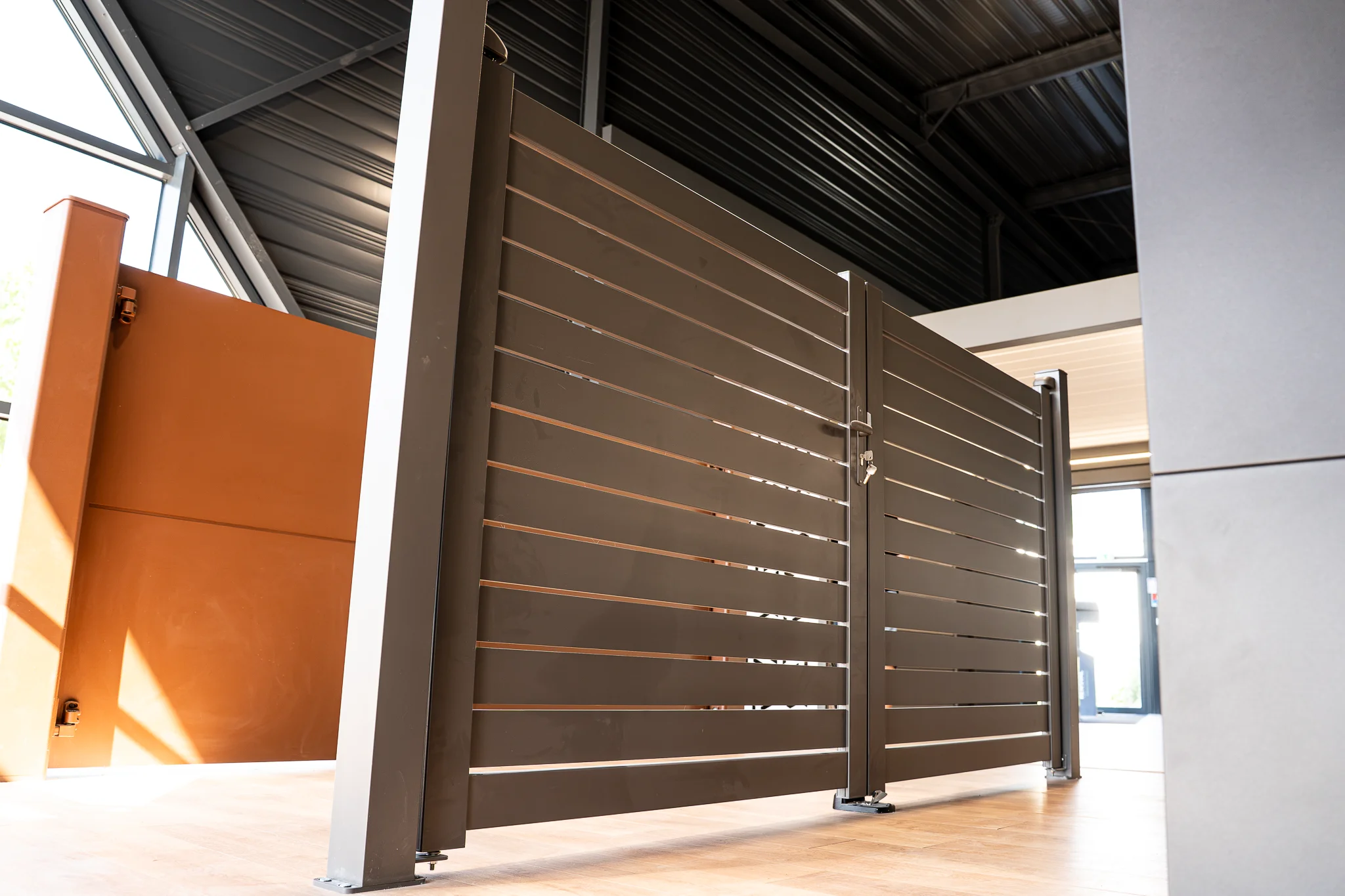 Portails et portes de garage présentés dans le showroom ALU PROJECT à Nègrepelisse — vue 1