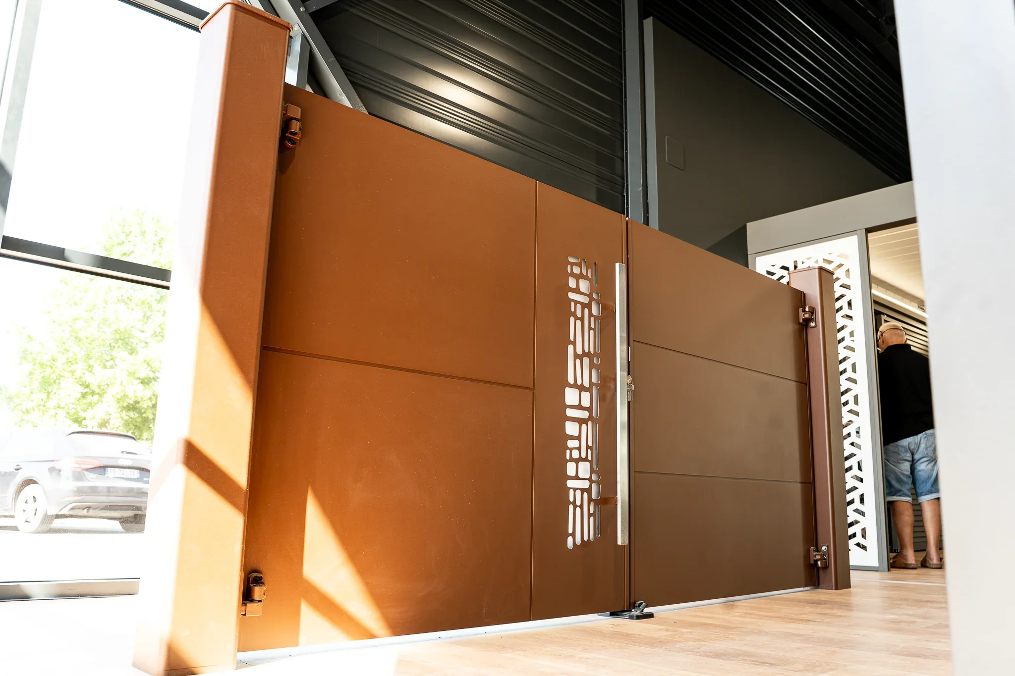 Portails et portes de garage présentés dans le showroom ALU PROJECT à Nègrepelisse — vue 2
