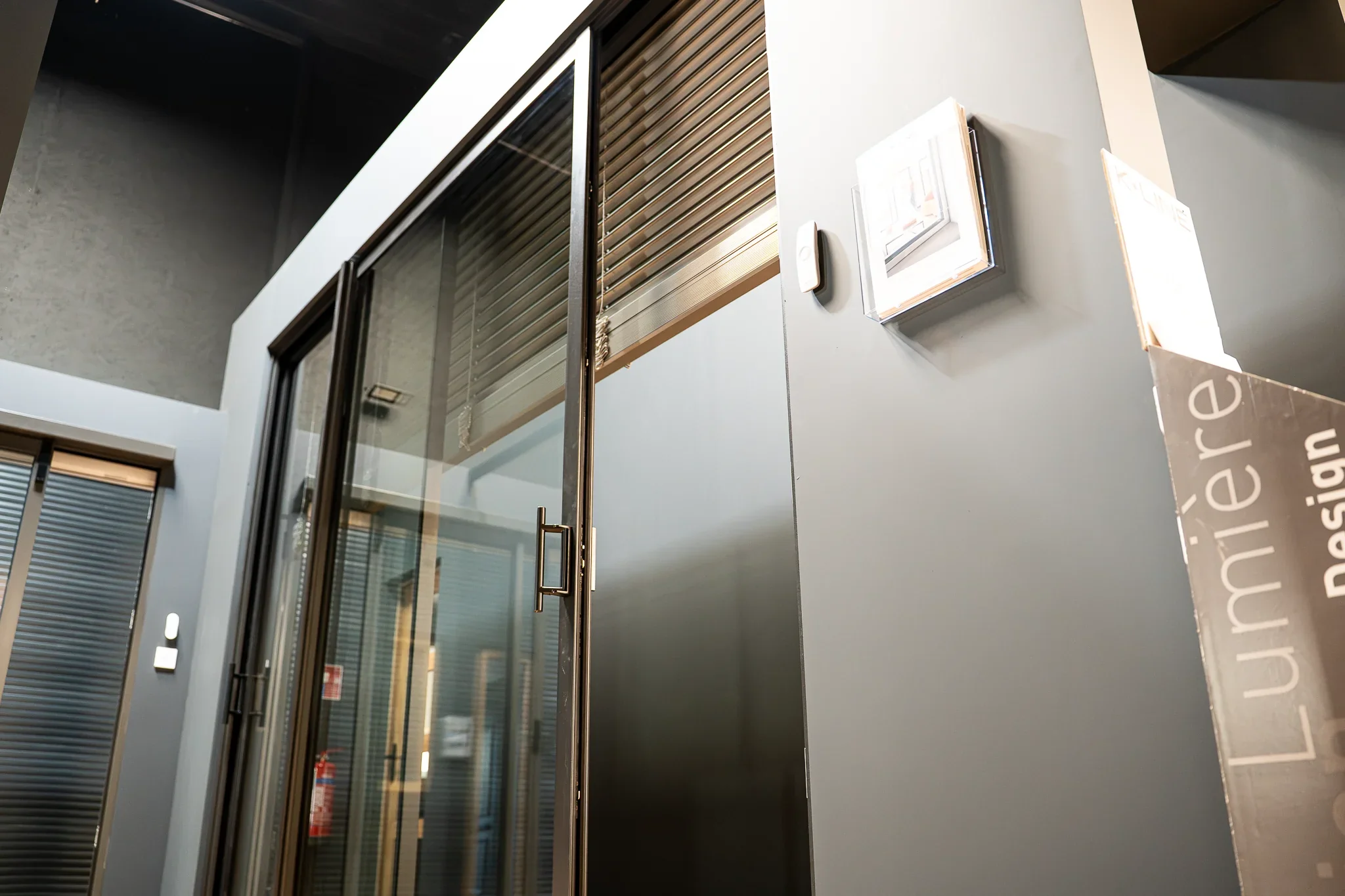 Portes et fenêtres présentés dans le showroom ALU PROJECT à Nègrepelisse — vue 1
