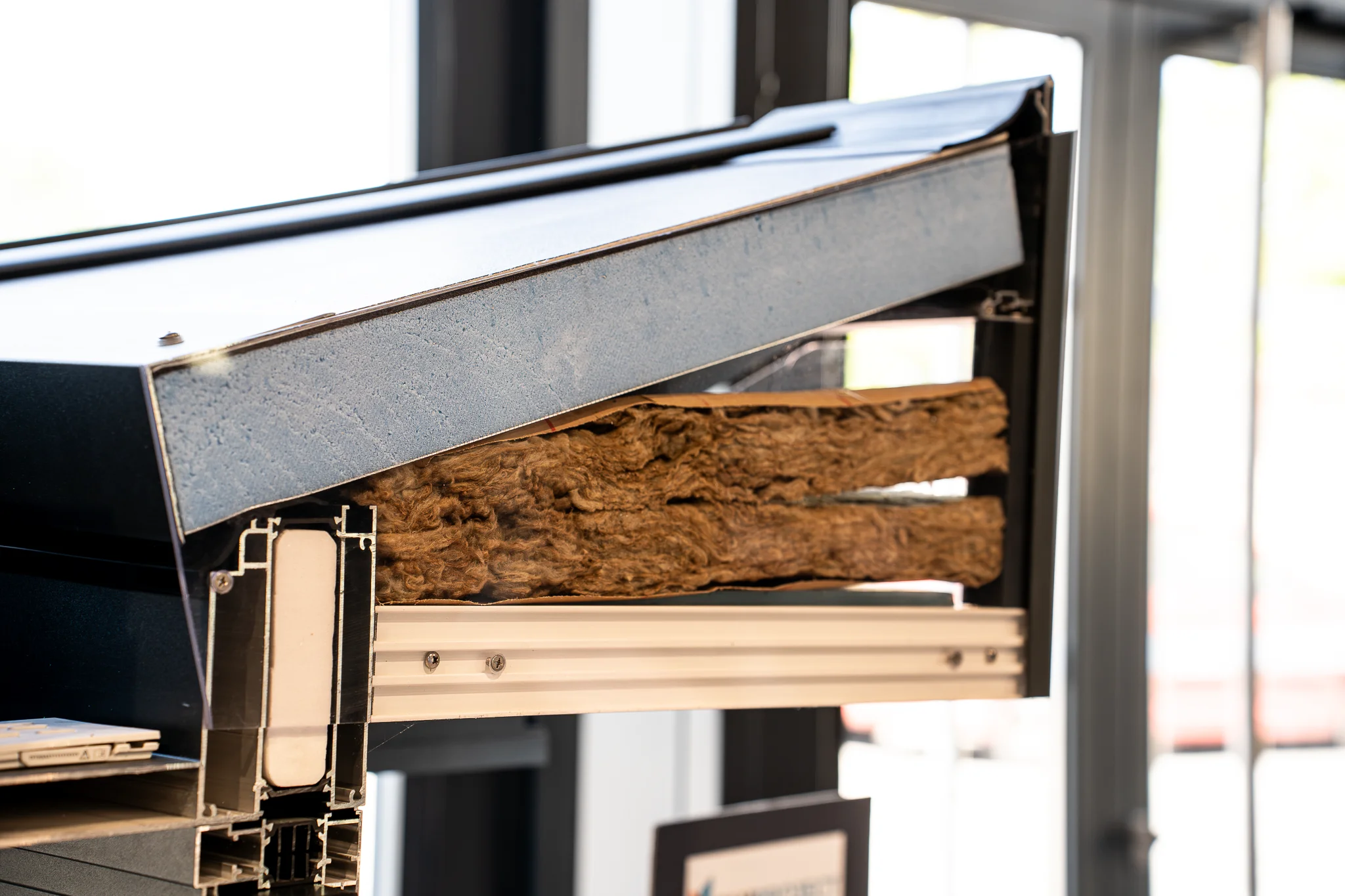 Stores et volets présentés dans le showroom ALU PROJECT à Nègrepelisse — vue 3