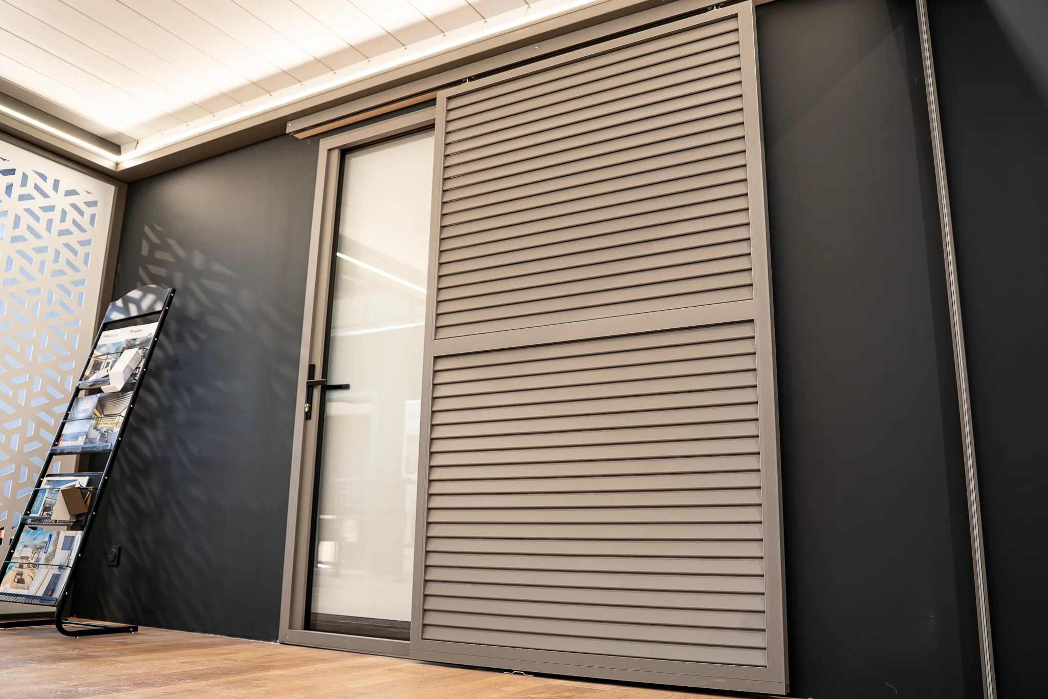 Stores et volets présentés dans le showroom ALU PROJECT à Nègrepelisse — vue 4