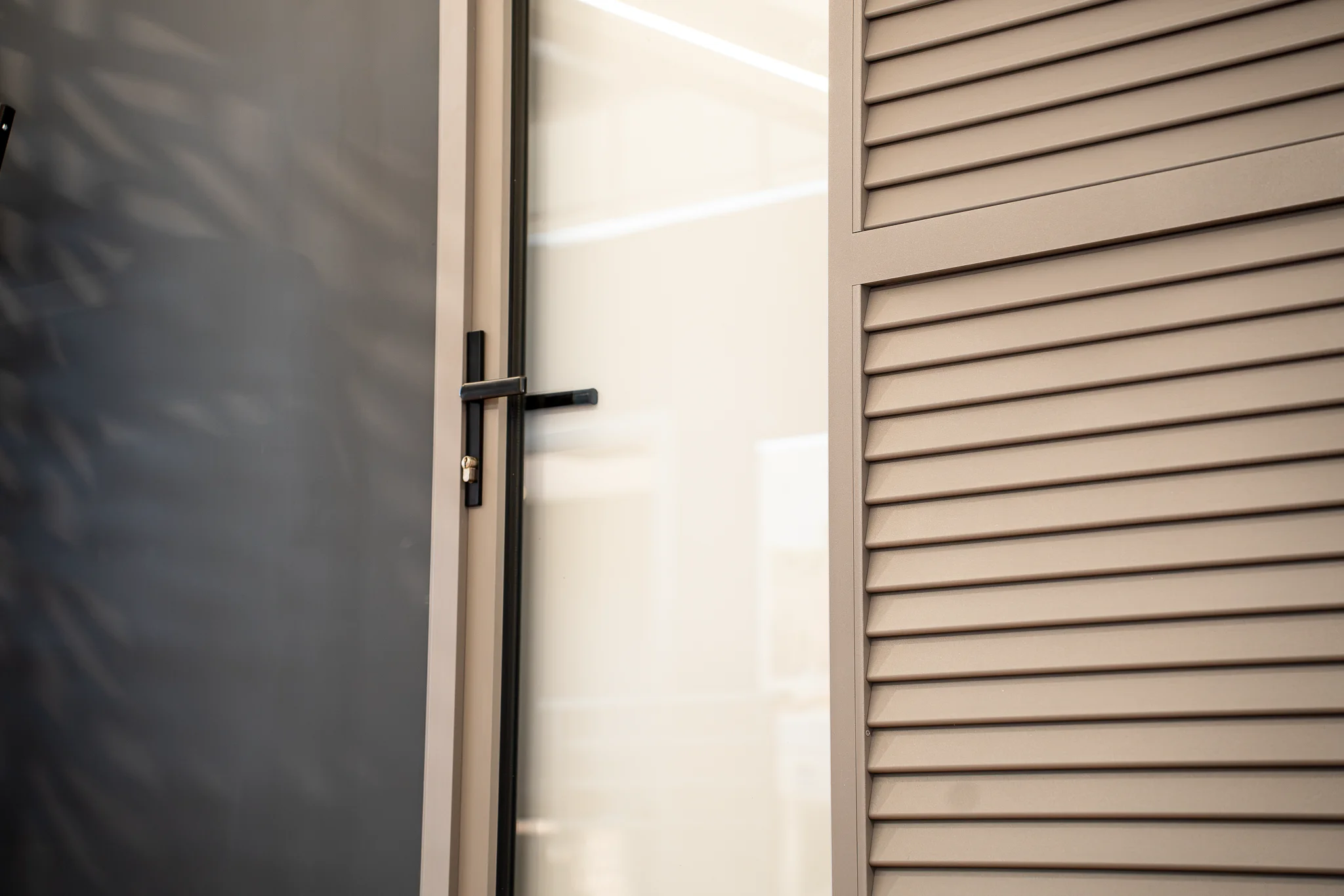 Stores et volets présentés dans le showroom ALU PROJECT à Nègrepelisse — vue 5